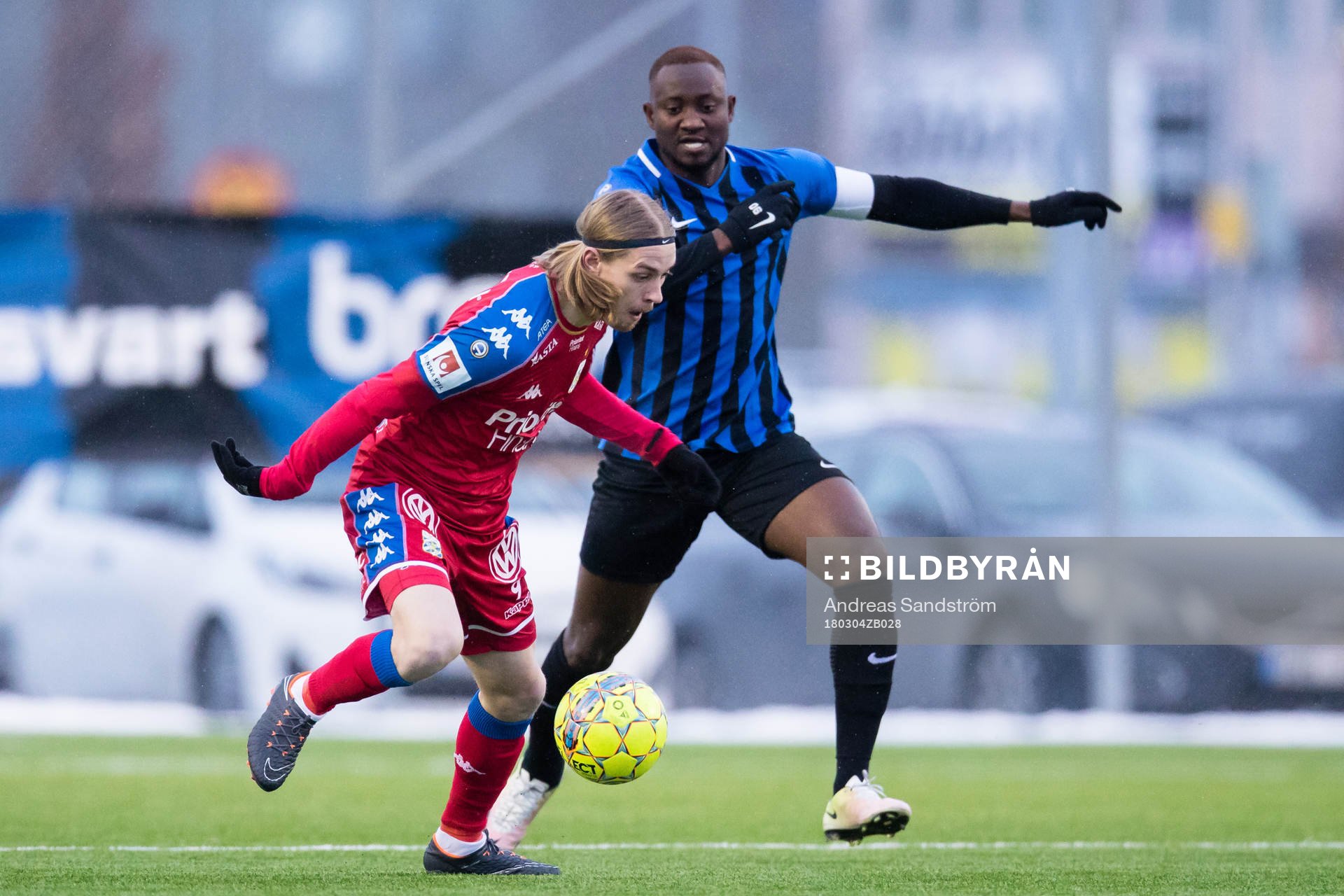 IFK Göteborgs Elias Mar Omarsson  i kamp om bollen med