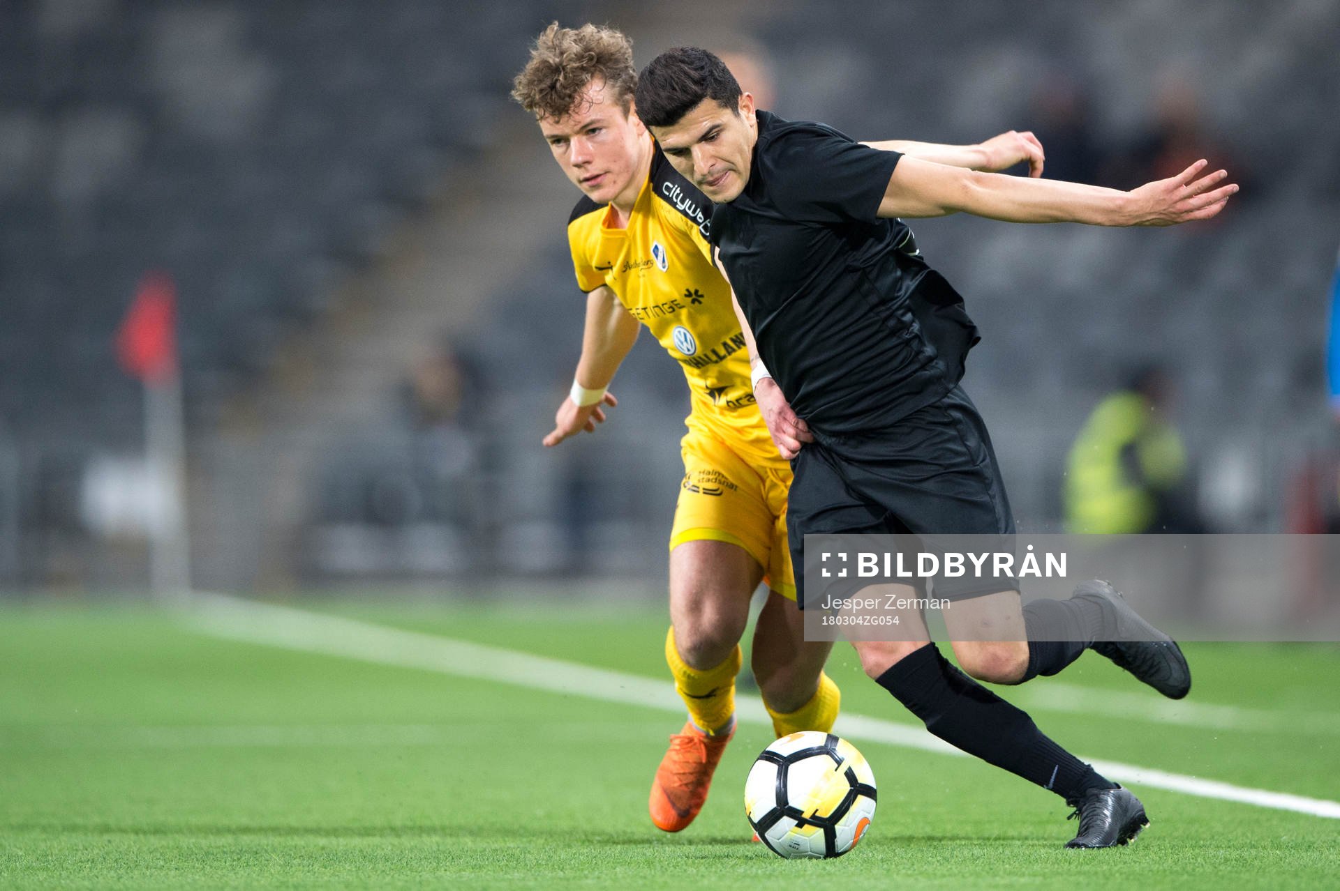 s Tarik Elyounoussi i en duell med Halmstads Höskuldur