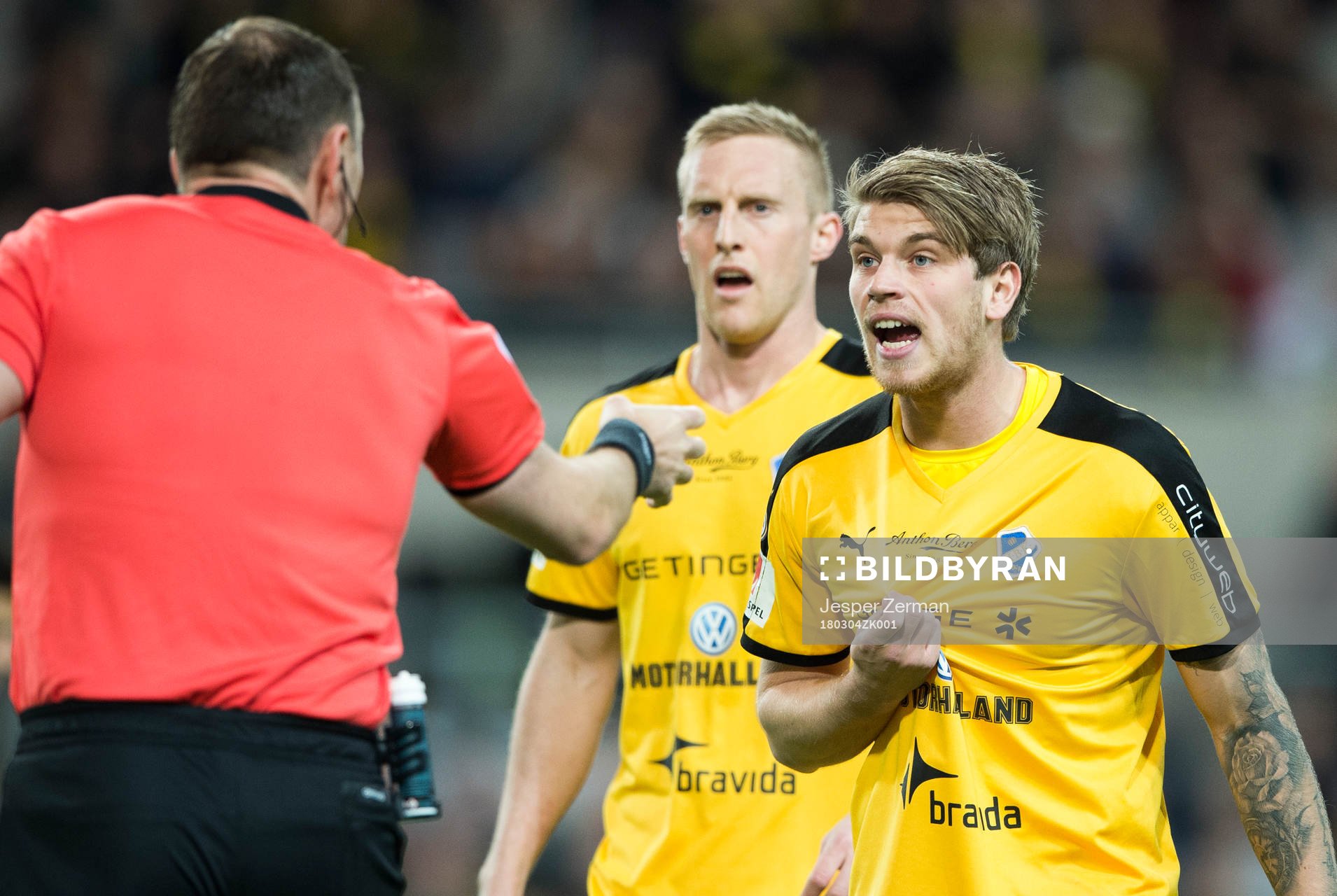 Halmstads Marcus Mathisen reagerar på Domare Jonas