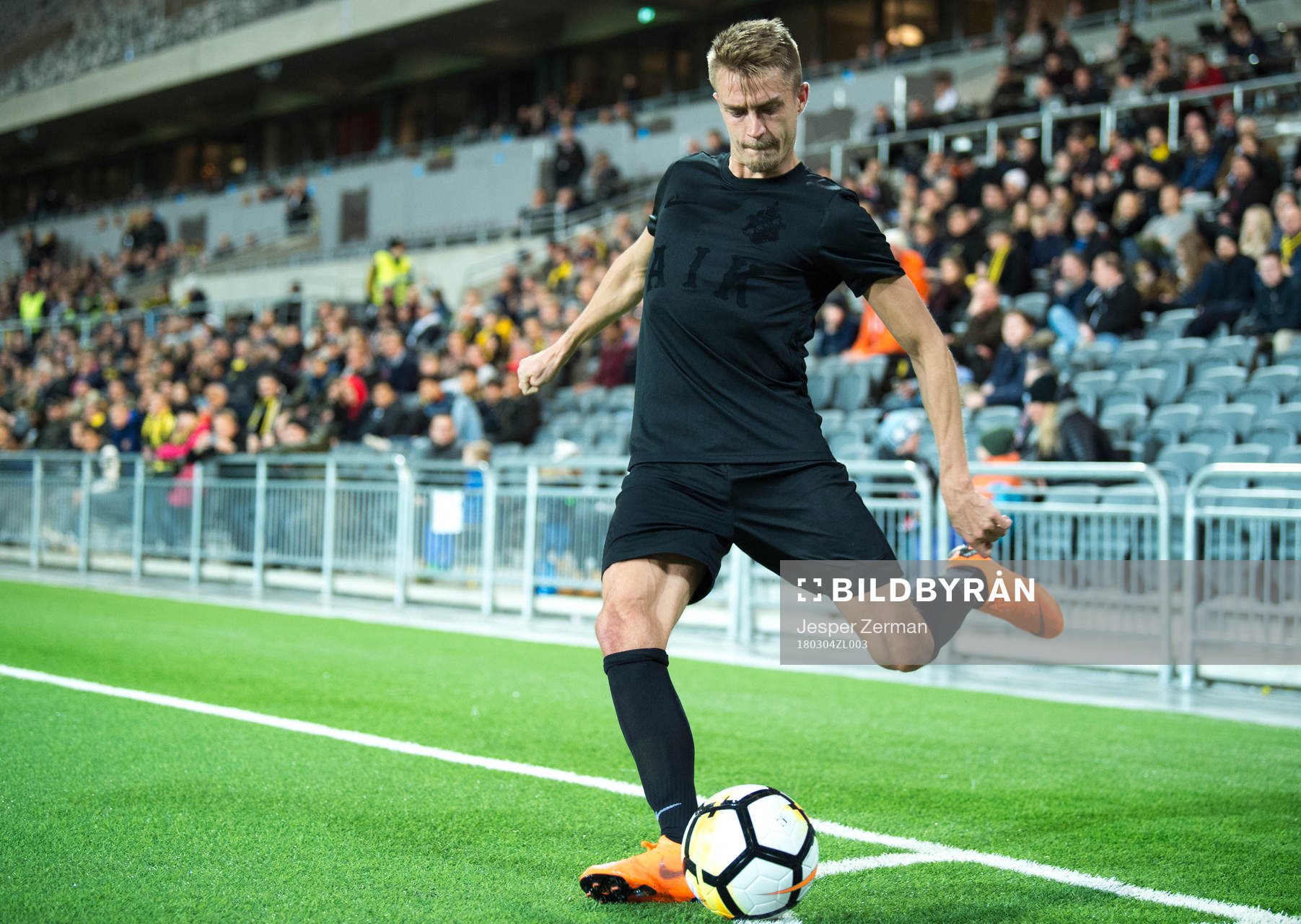 s Rasmus Lindkvist slår en hörna