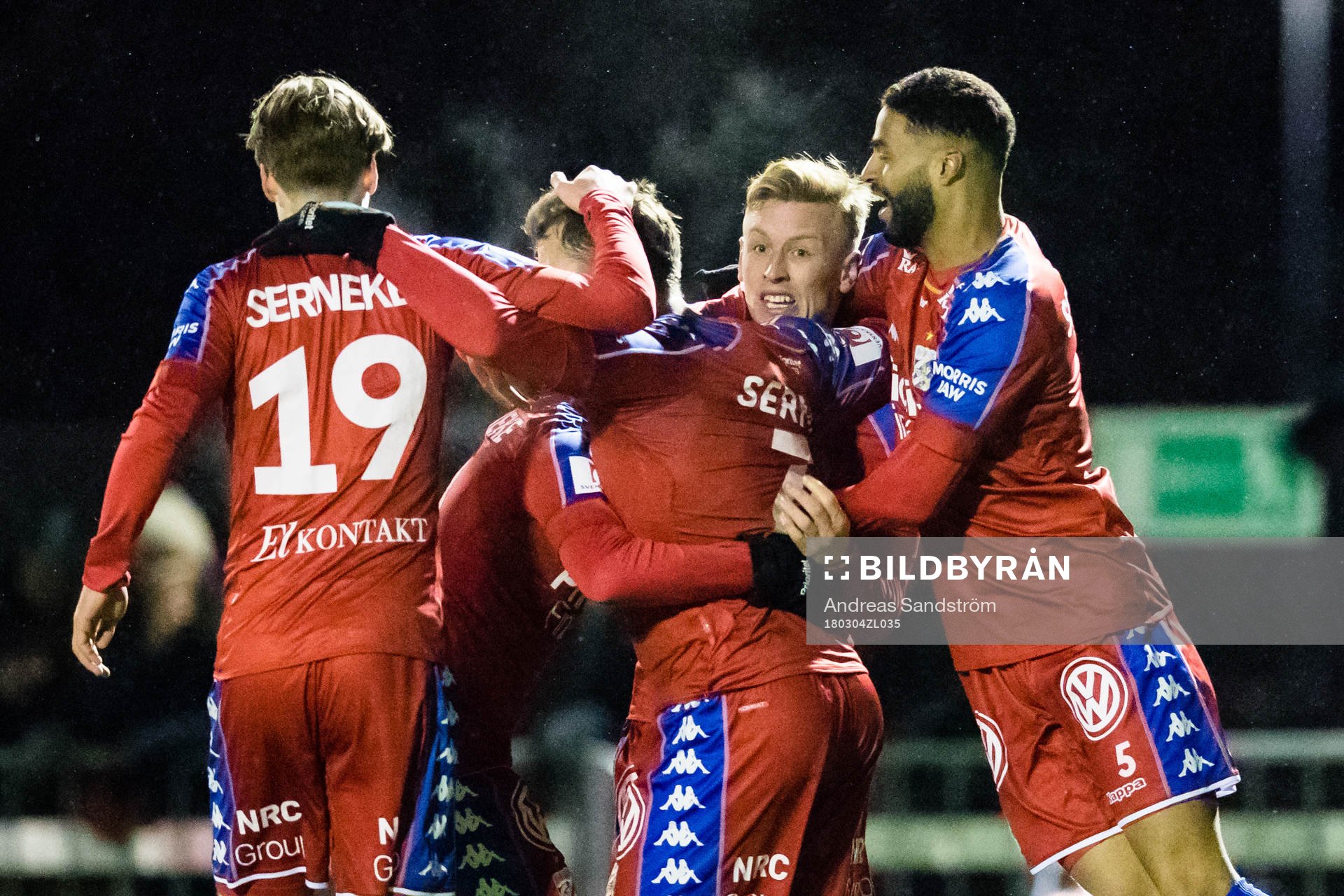a höger) gör 1-2 och gratuleras av lagkamrater