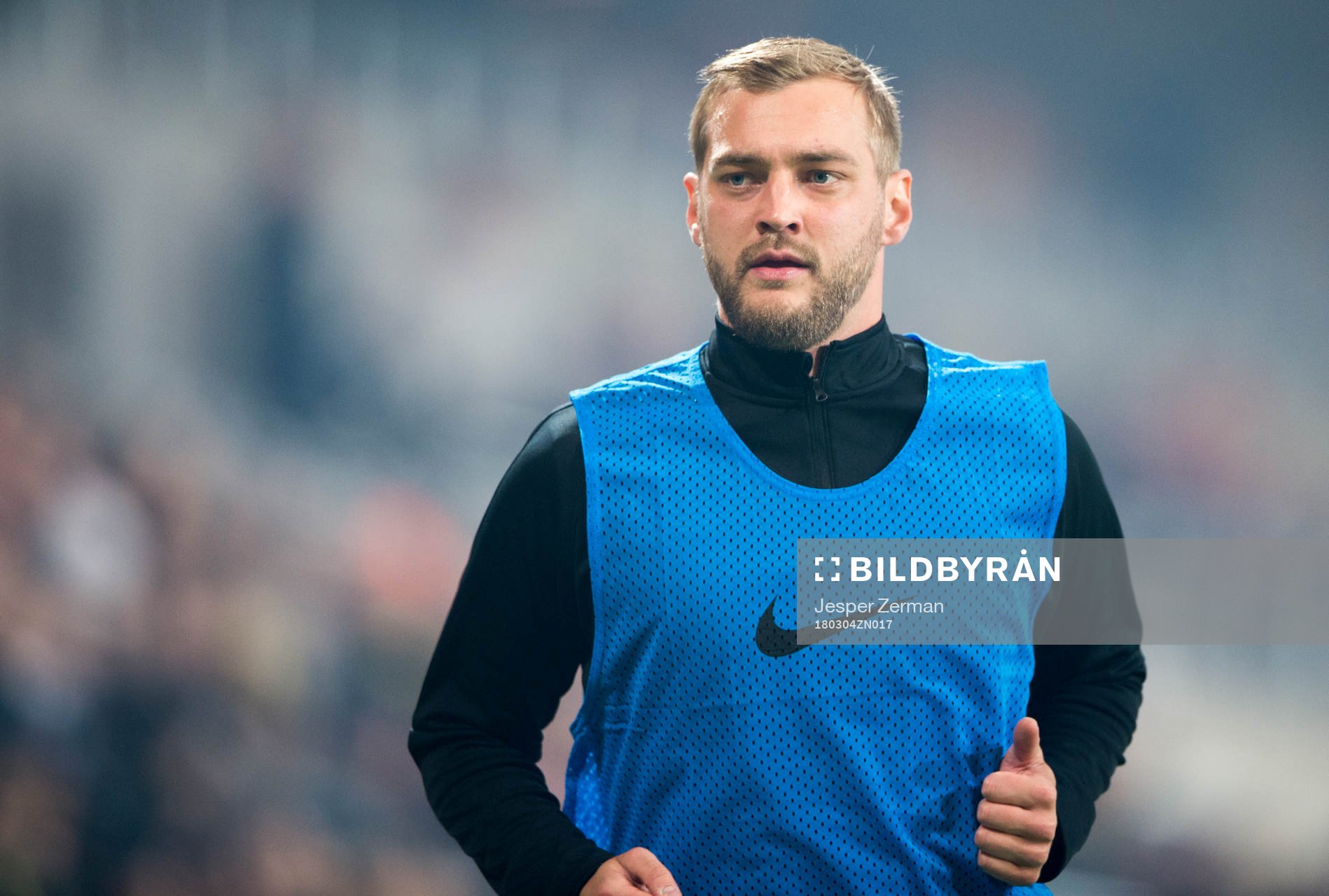 s Joel Ekstrand värmer upp