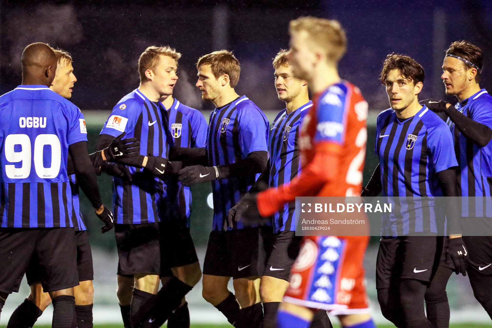 Sirius Jesper Arvidsson jublar med lagkamrater efter 1-0 på straff under fotbollsmatchen i Svenska Cupen mellan Sirius och IFK Göteborg den 4 mars 2018 i Uppsala.