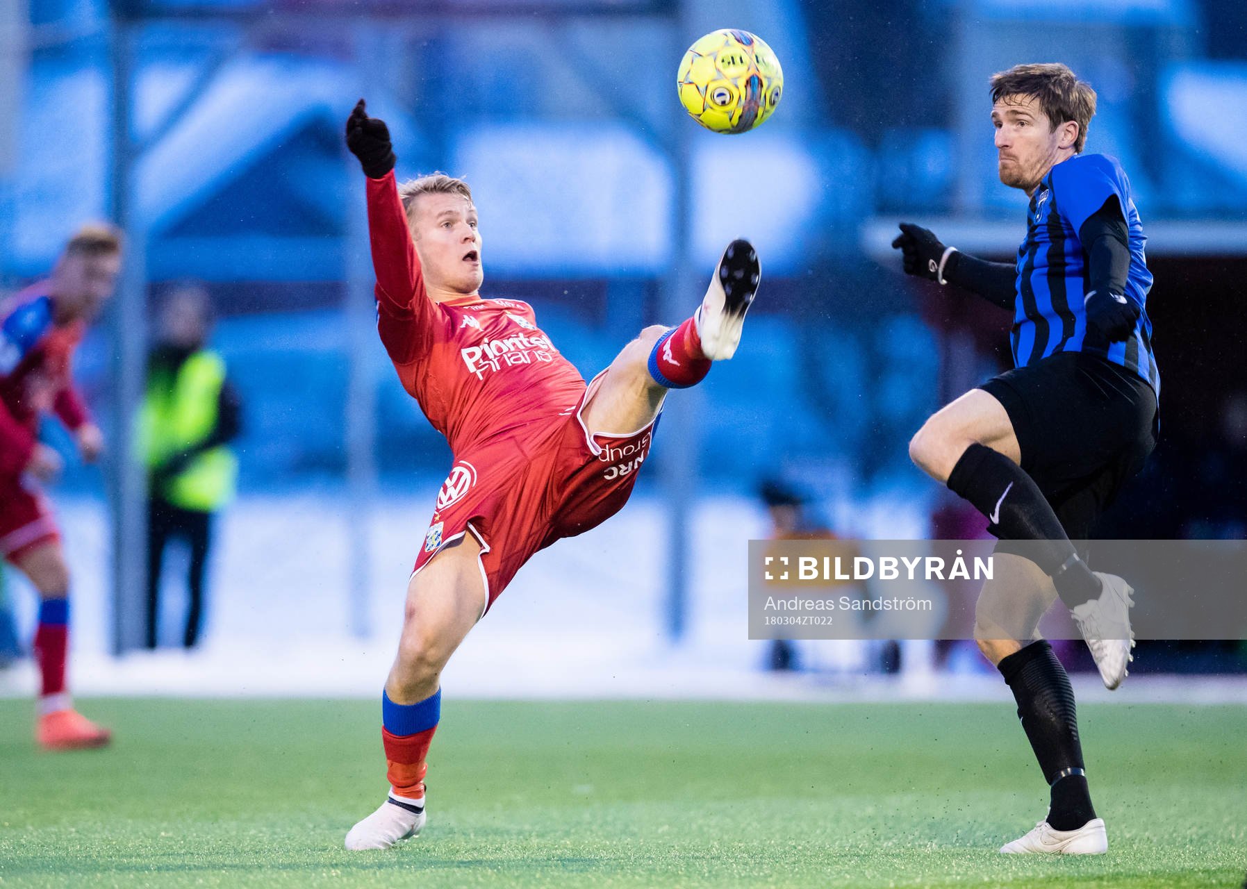 IFK Göteborgs Mikael Ingebrigtsen i kamp med Sirius Jesper Arvidsson under fotbollsmatchen i Svenska Cupen mellan Sirius och IFK Göteborg den 4 Mars 2018 i Uppsala.