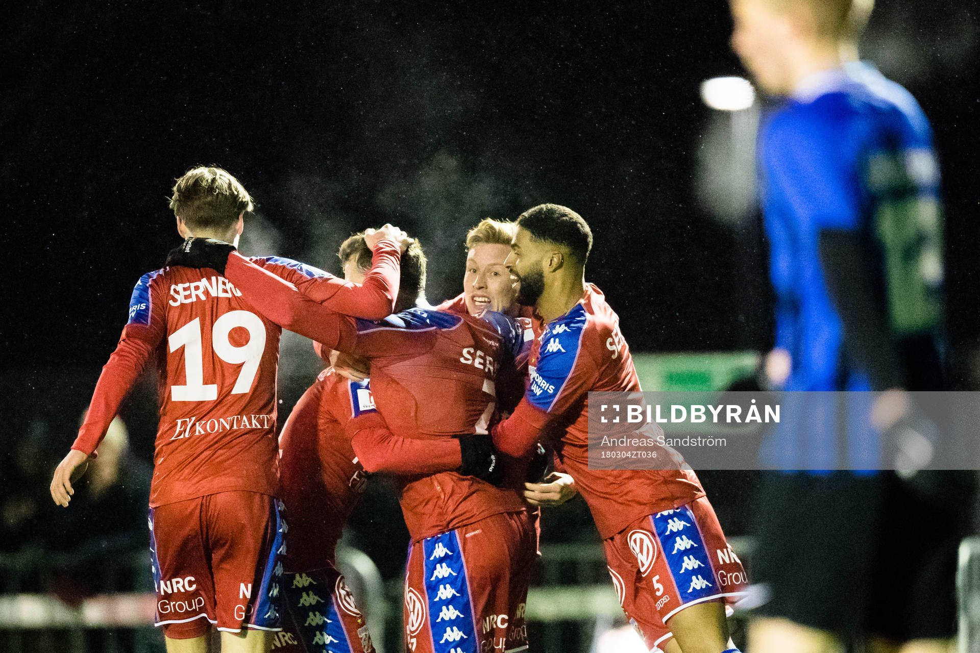 IFK Göteborgs Sebastian Ohlsson (2:a höger) gör 1-2 och gratuleras av lagkamrater under fotbollsmatchen i Svenska Cupen mellan Sirius och IFK Göteborg den 4 Mars 2018 i Uppsala.