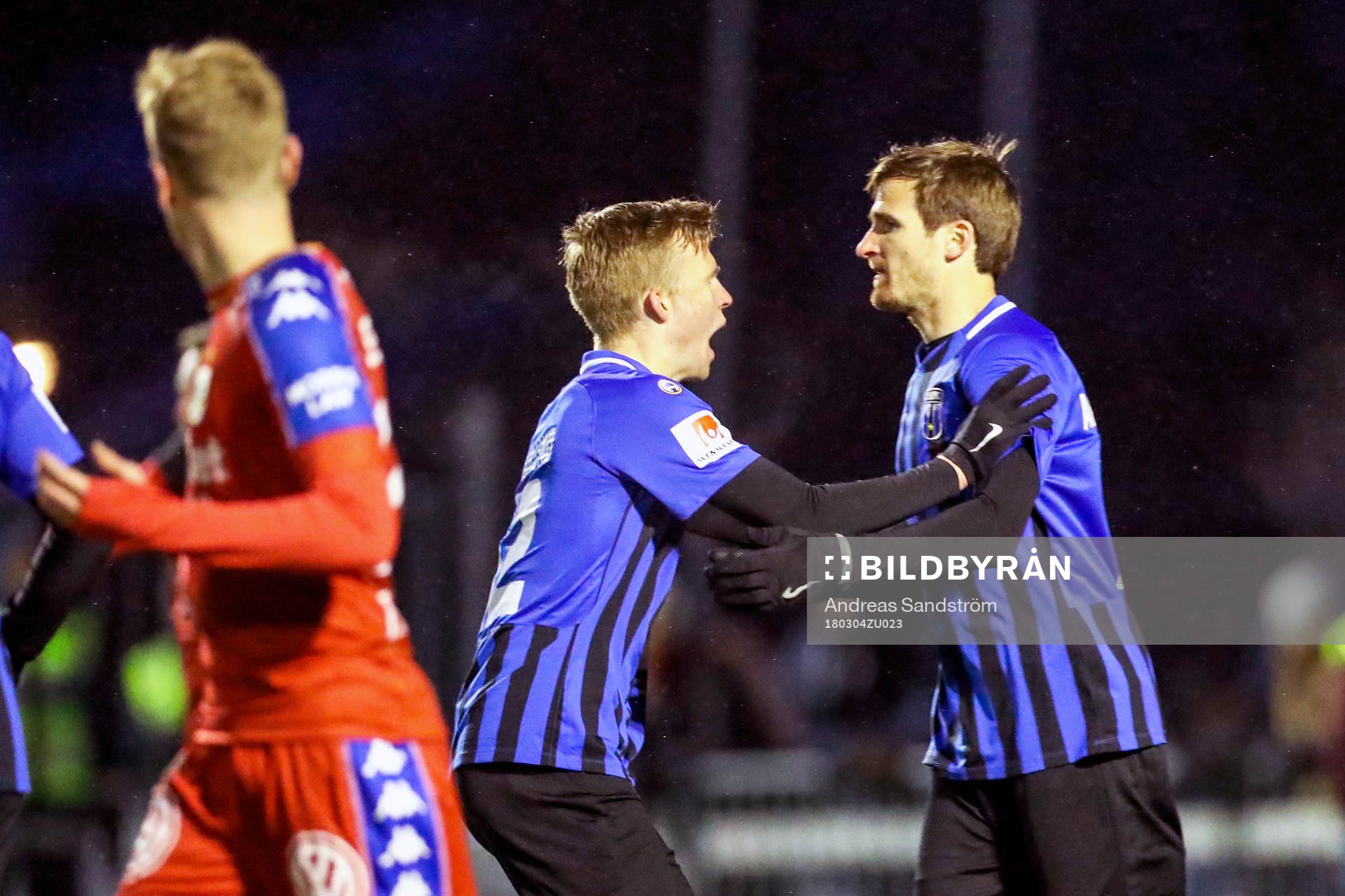 Sirius Jesper Arvidsson jublar med lagkamrater