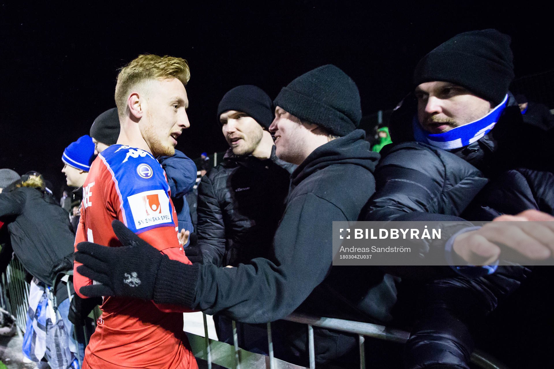 IFK Göteborgs 1-2 målskytt, Sebastian Ohlsson omfamnas av