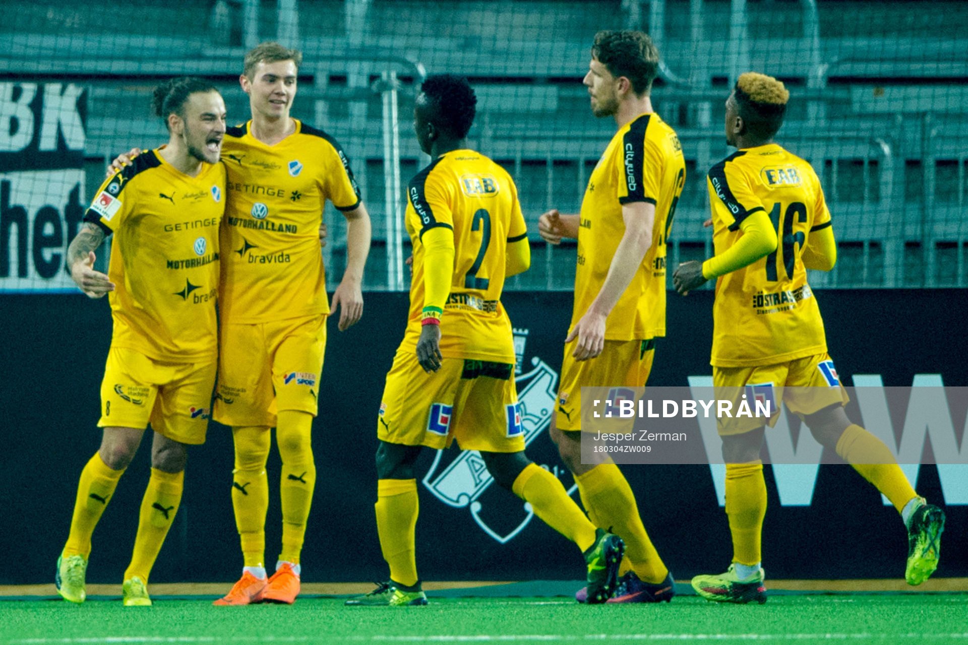 Halmstads Pontus Silfwer jublar med lagkamrater