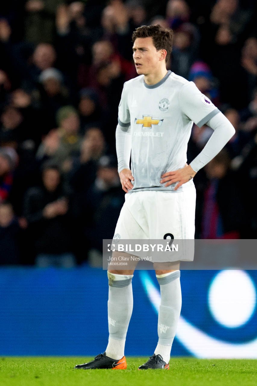 Victor Lindelöf of Manchester United looks dejected