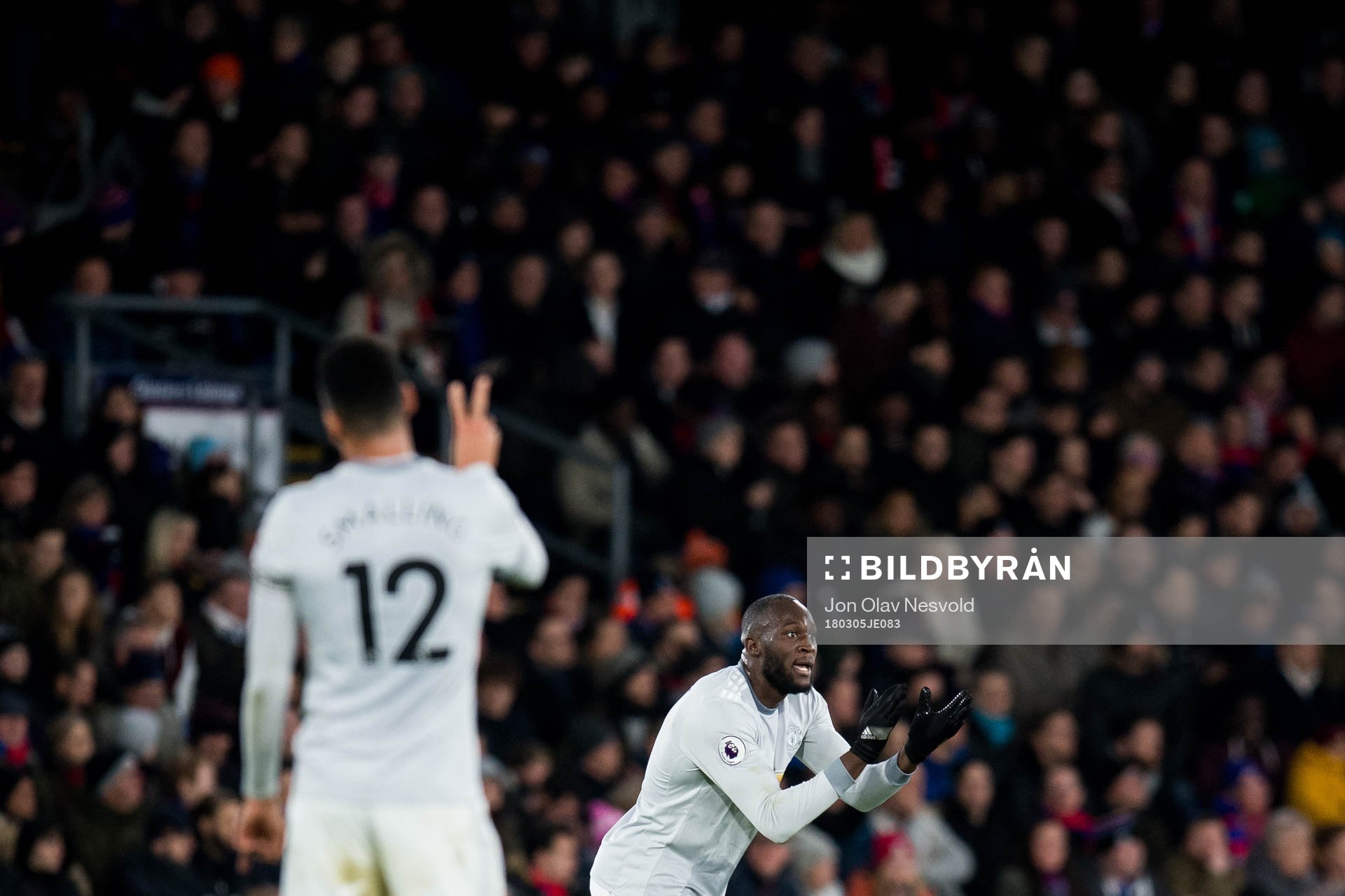 Chris Smalling of Manchester United and Romelu Lukaku of