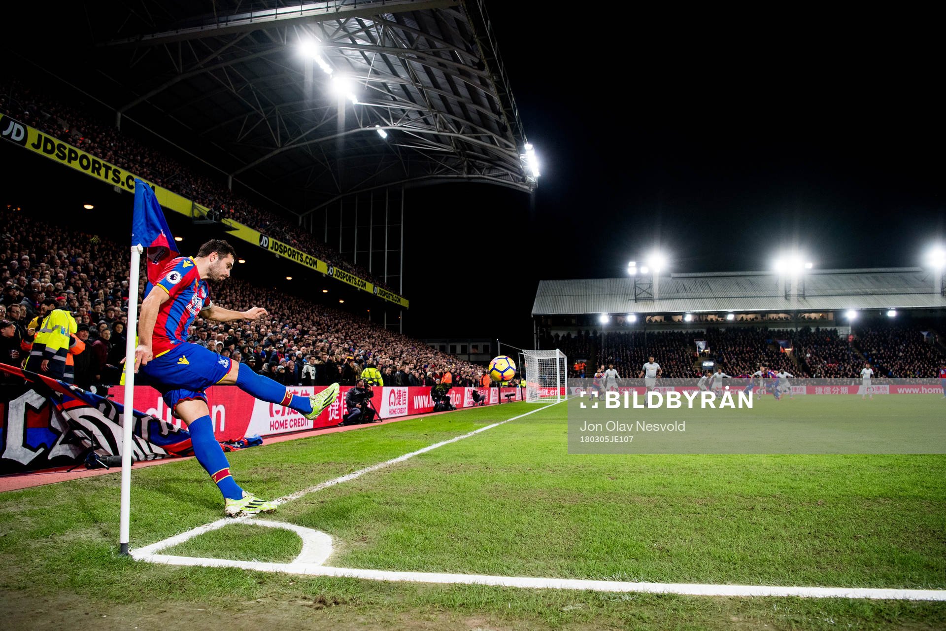 Luka Milivojevic of Crystal Palace with a corner kick