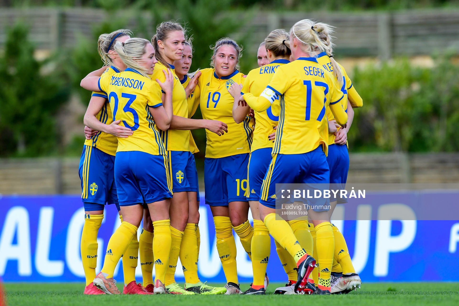 Sveriges Filippa Angeldal jublar med lagkamrater efter 1-0 under fotbollsmatchen i Algarve Cup 2018 mellan Sverige och Ryssland den 5 mars 2018 i Estádio Municipal da Bela Vista.