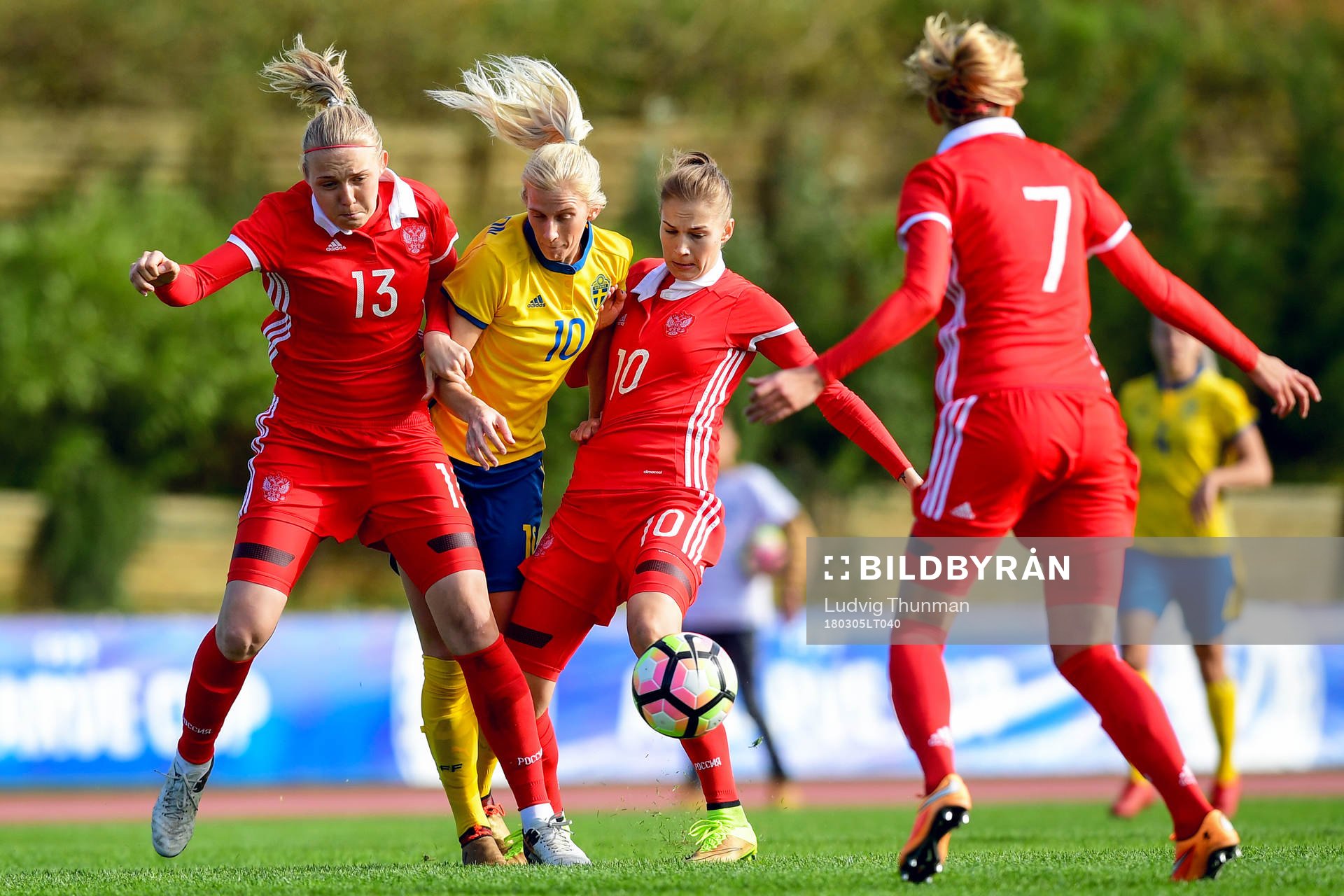 Sveriges Sofia Jakobsson stoppas av Rysslands Anna