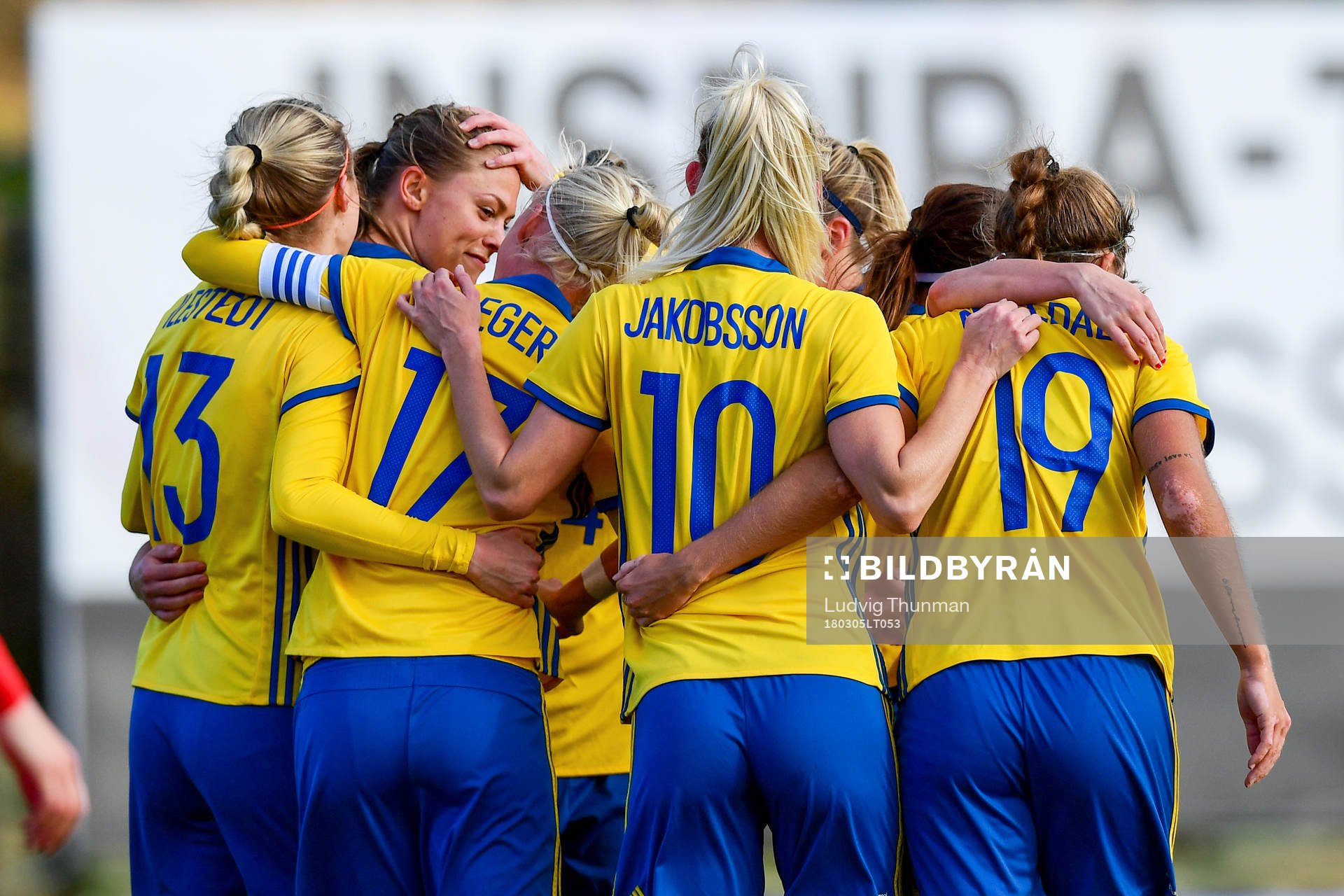 Sveriges Fridolina Rolfö jublar med lagkamrater efter 3-0 under fotbollsmatchen i Algarve Cup 2018 mellan Sverige och Ryssland den 5 mars 2018 i Estádio Municipal da Bela Vista.