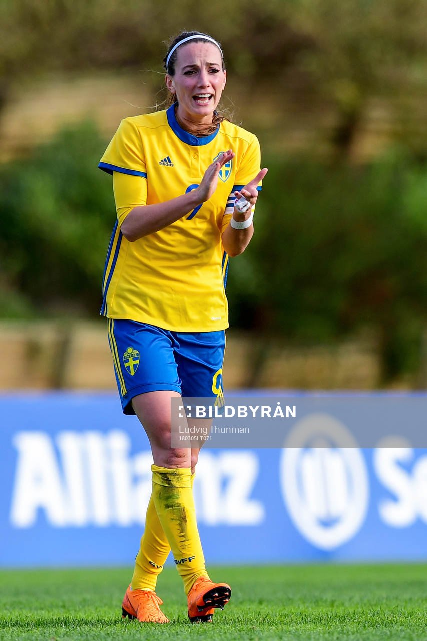 Sveriges Kosovare Asllani jublar
