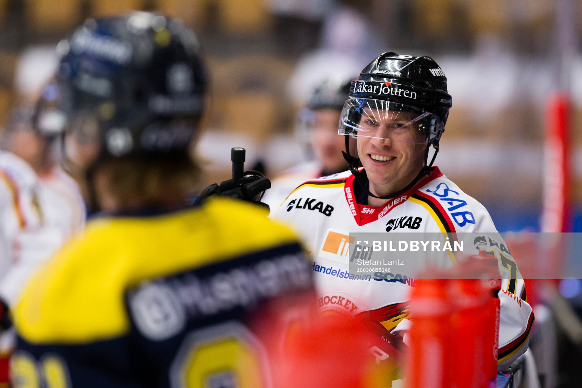 s Mattias Tedenby och Luleås Andreas Falk i samspråk