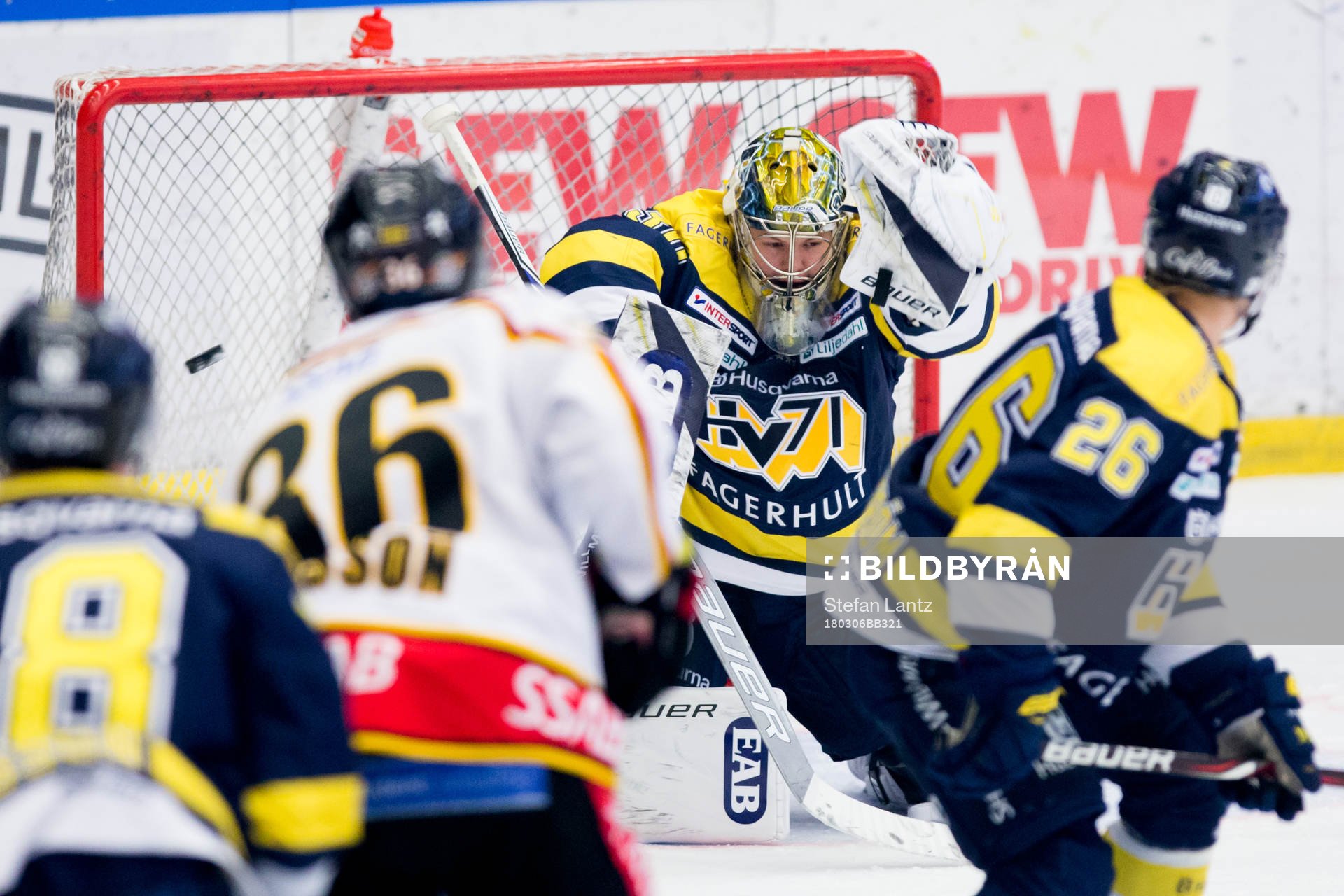 s målvakt Linus Söderström räddar