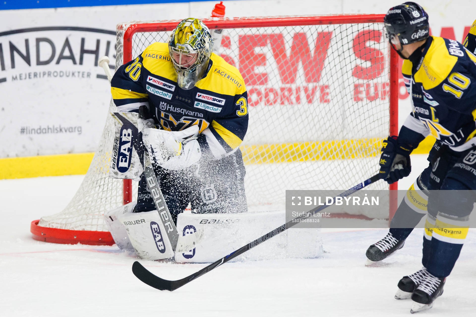 s målvakt Linus Söderström räddar
