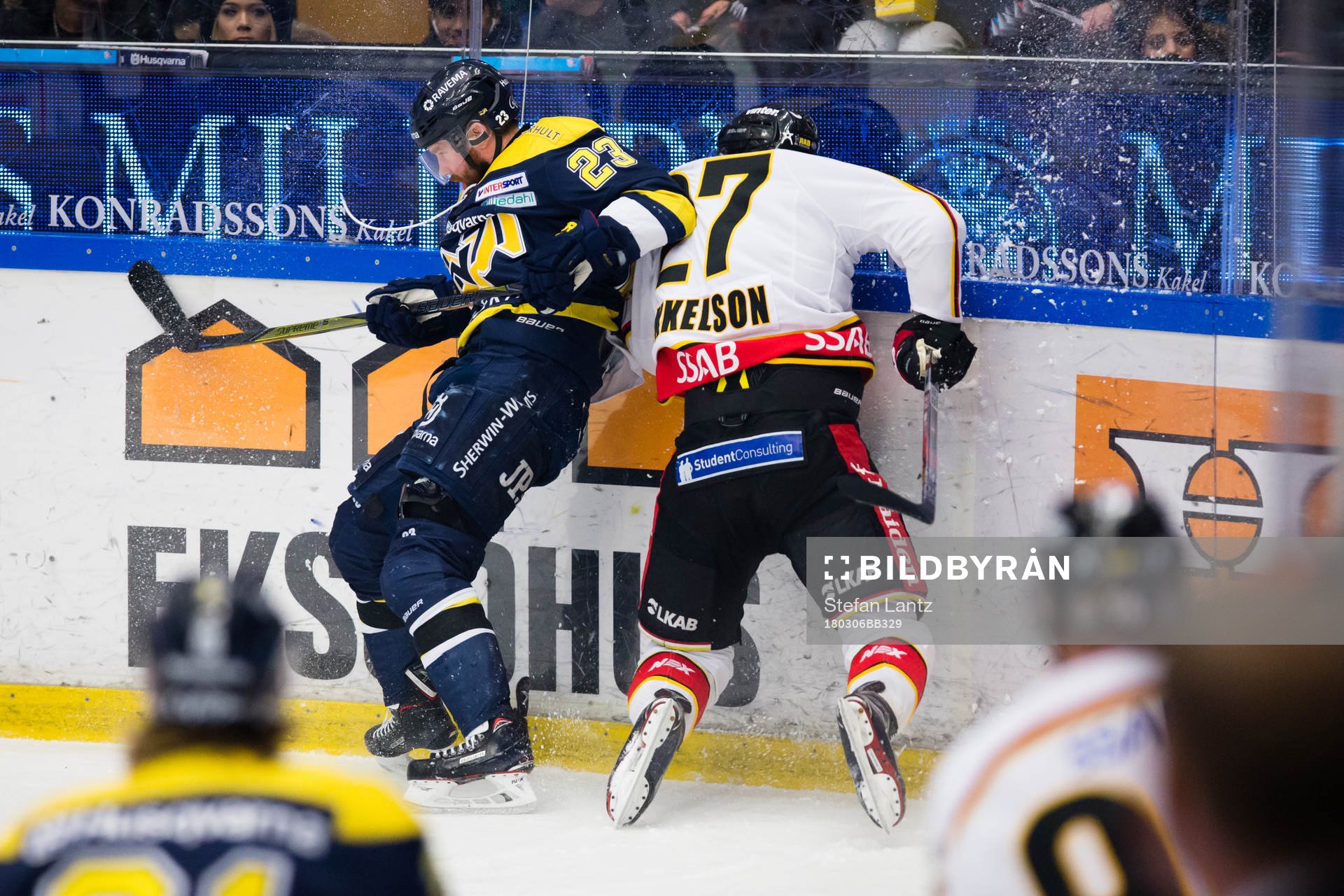 s Robin Figren tacklar Luleås Brendan Mikkelson