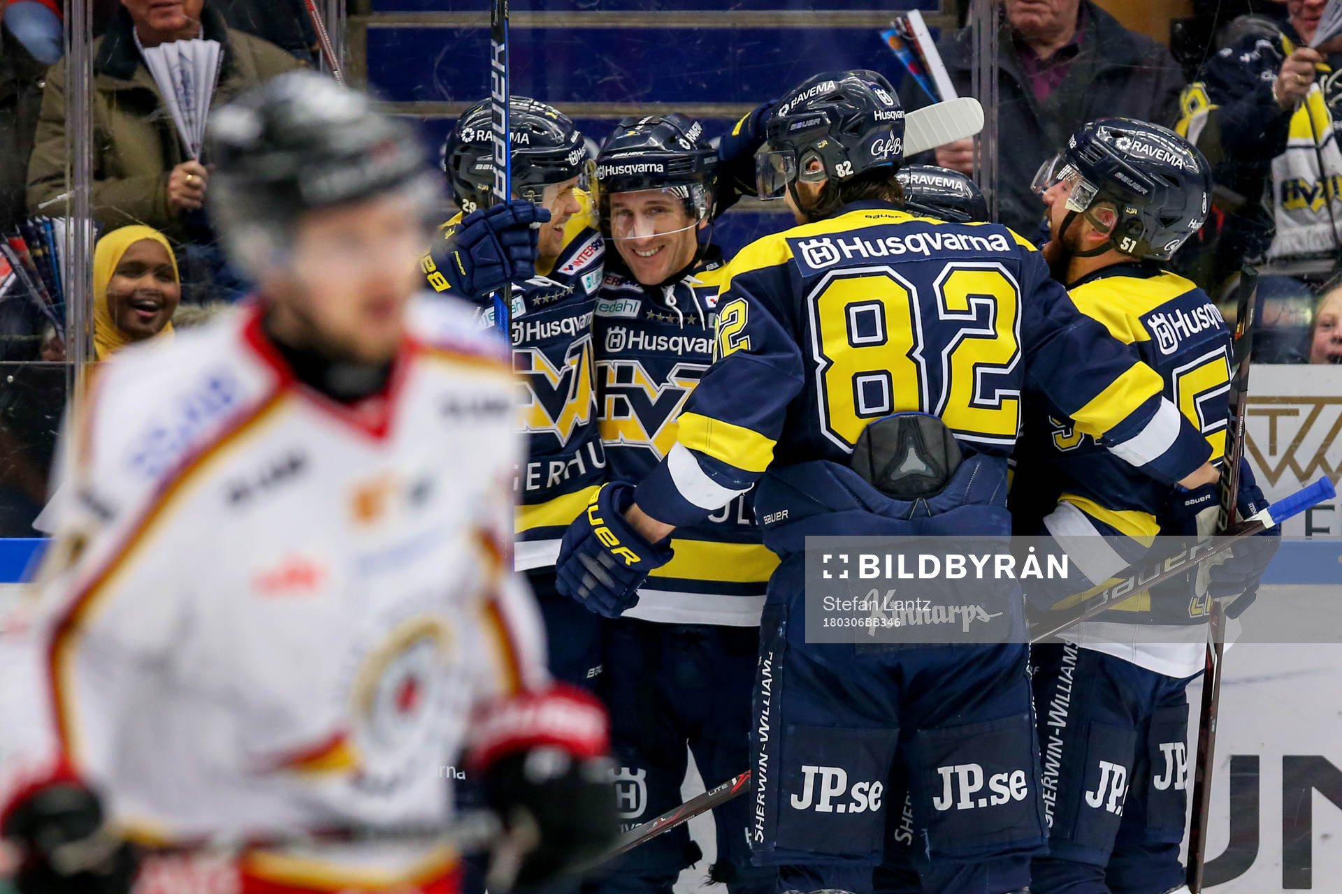 s Bill Sweatt jublar med lagkamrater