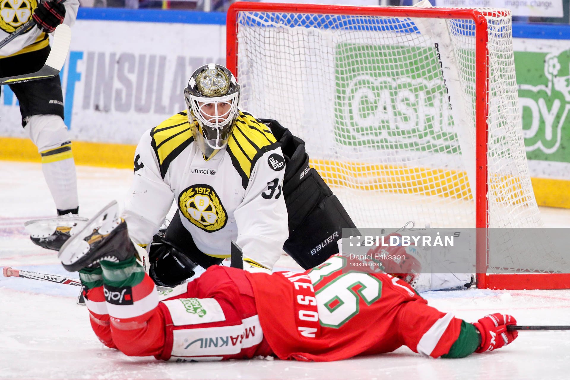Moras Jason Akeson och Brynäs målvakt Linus Fernström