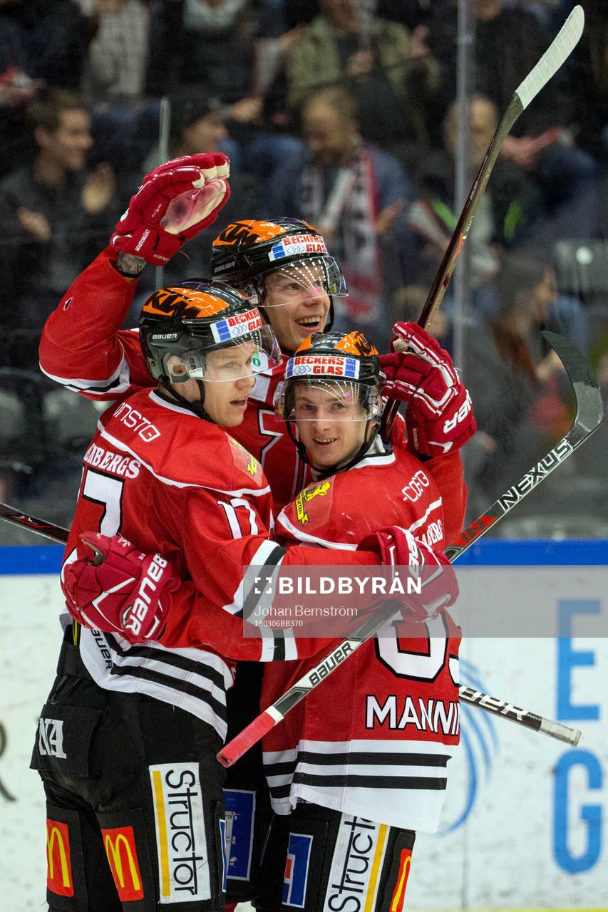 Örebros Daniel Viksten jublar med lagkamrater
