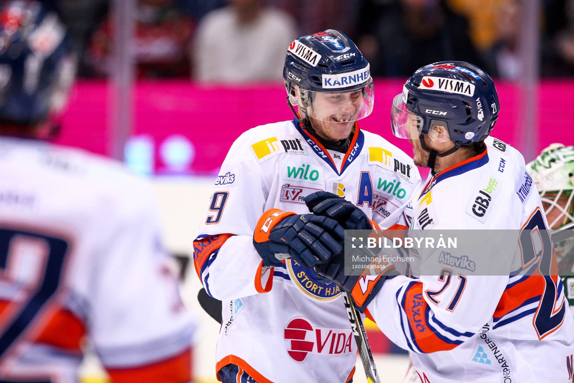 Växjös Tuomas Kiiskinen jublar med lagkamrater