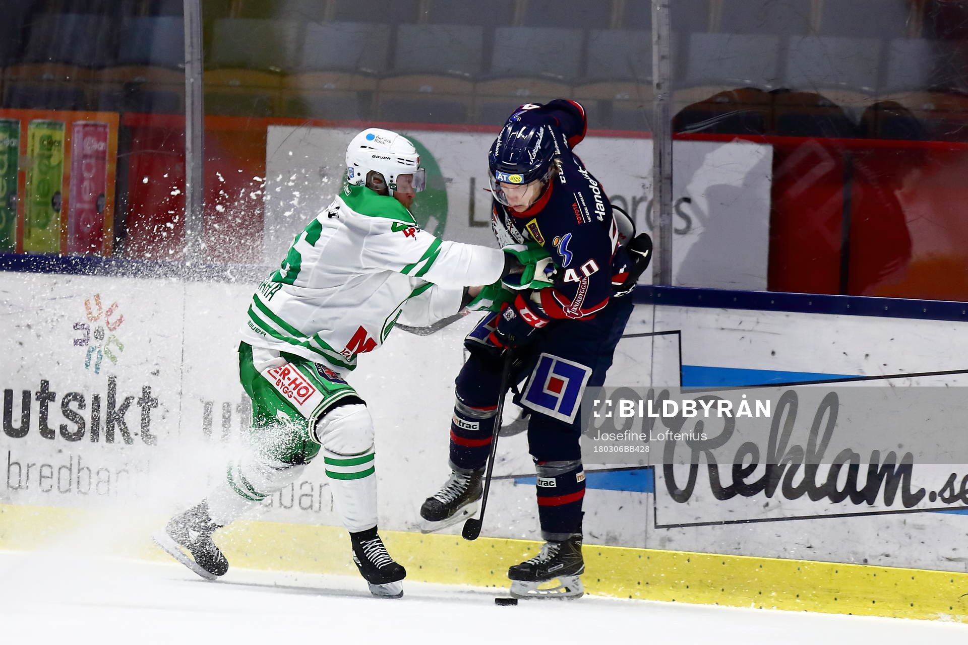 Linköpings Ken Andre Olimb tacklas av Röglespelare