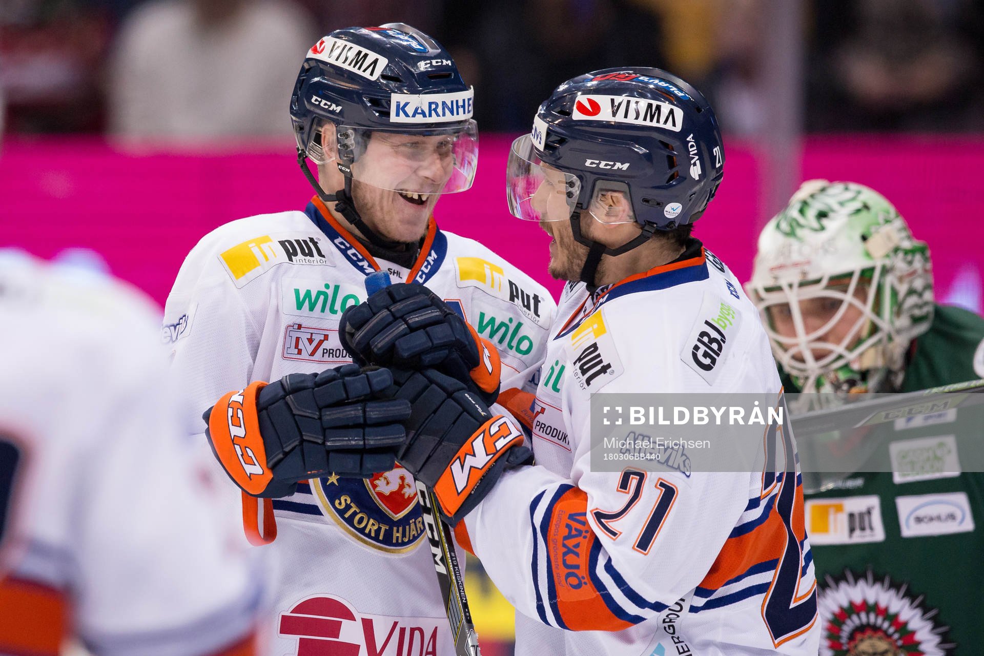 Växjös Tuomas Kiiskinen jublar ihop med Andy Miele