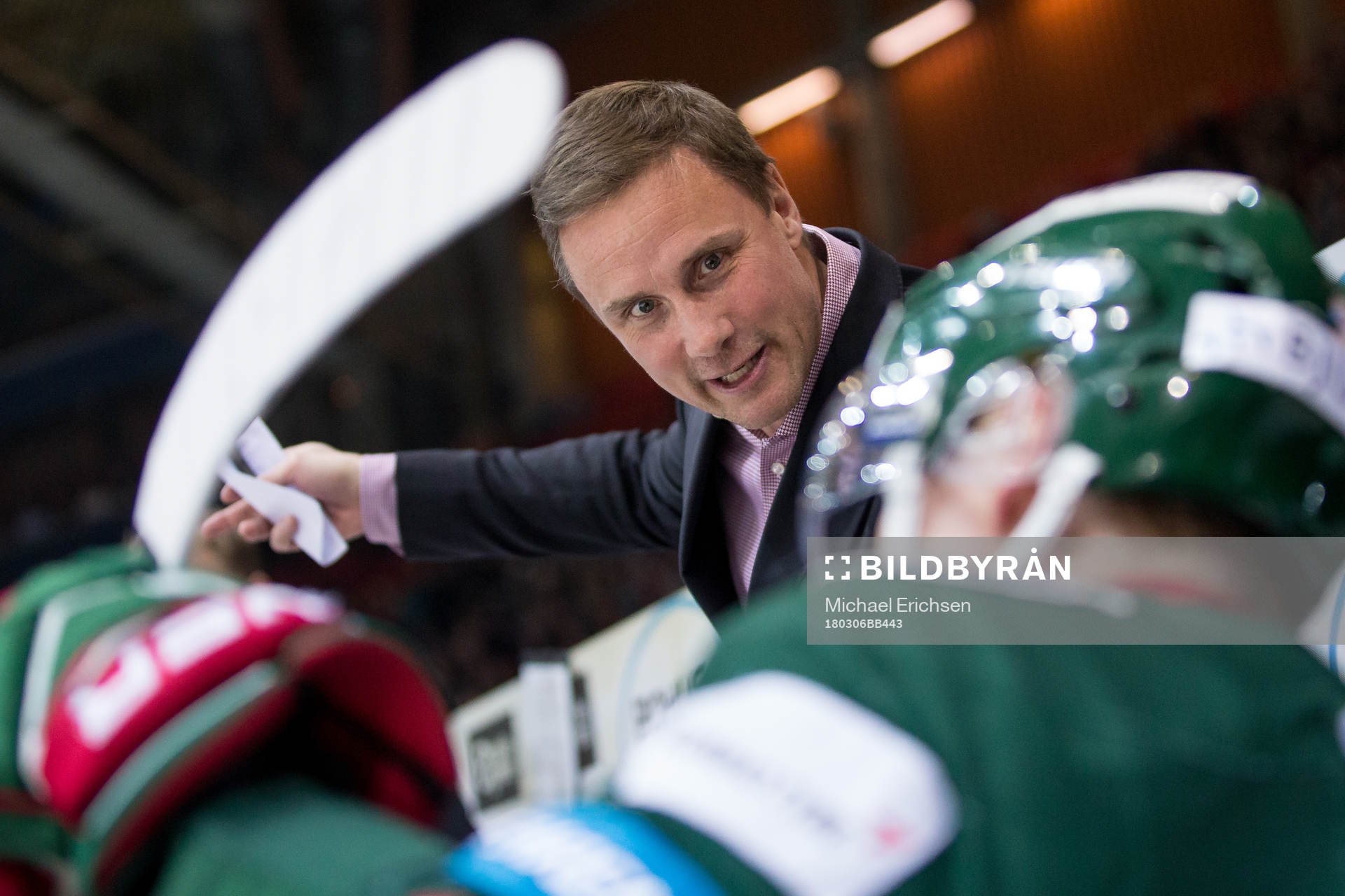 Frölundas tränare Roger Rönnberg instruerar Carl