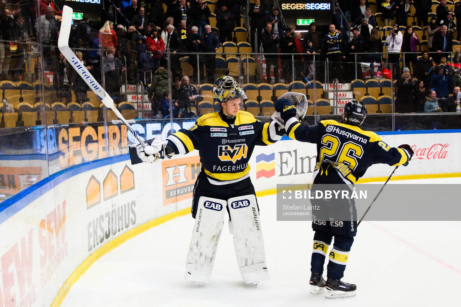 s målvakt Linus Söderström och Erik Brännström jublar