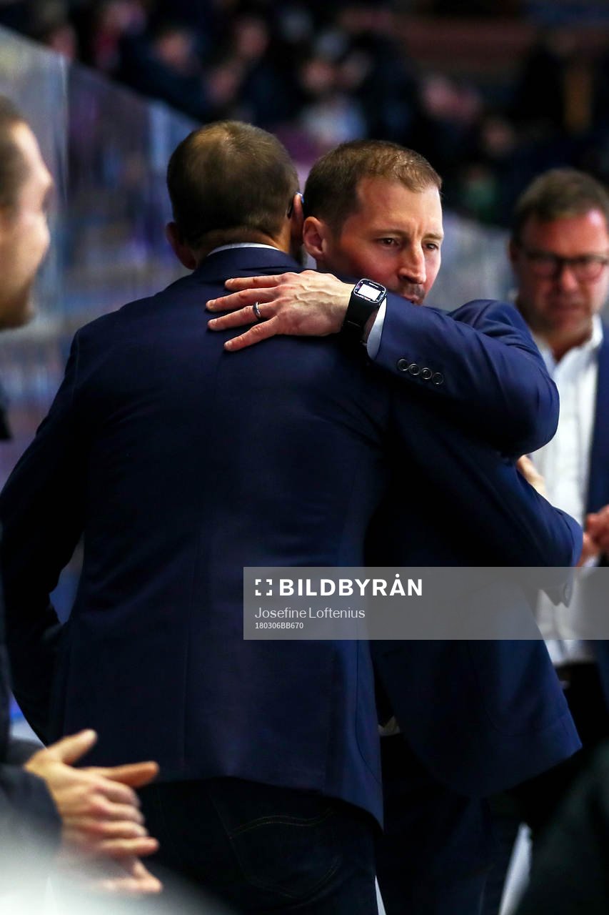 Rögles tränare Cam Abbott jublar