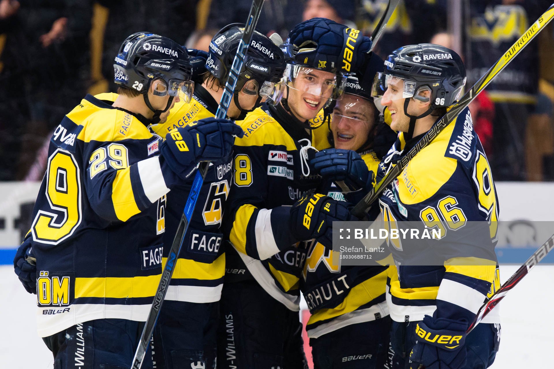 s Pierre Engvall jublar med lagkamrater