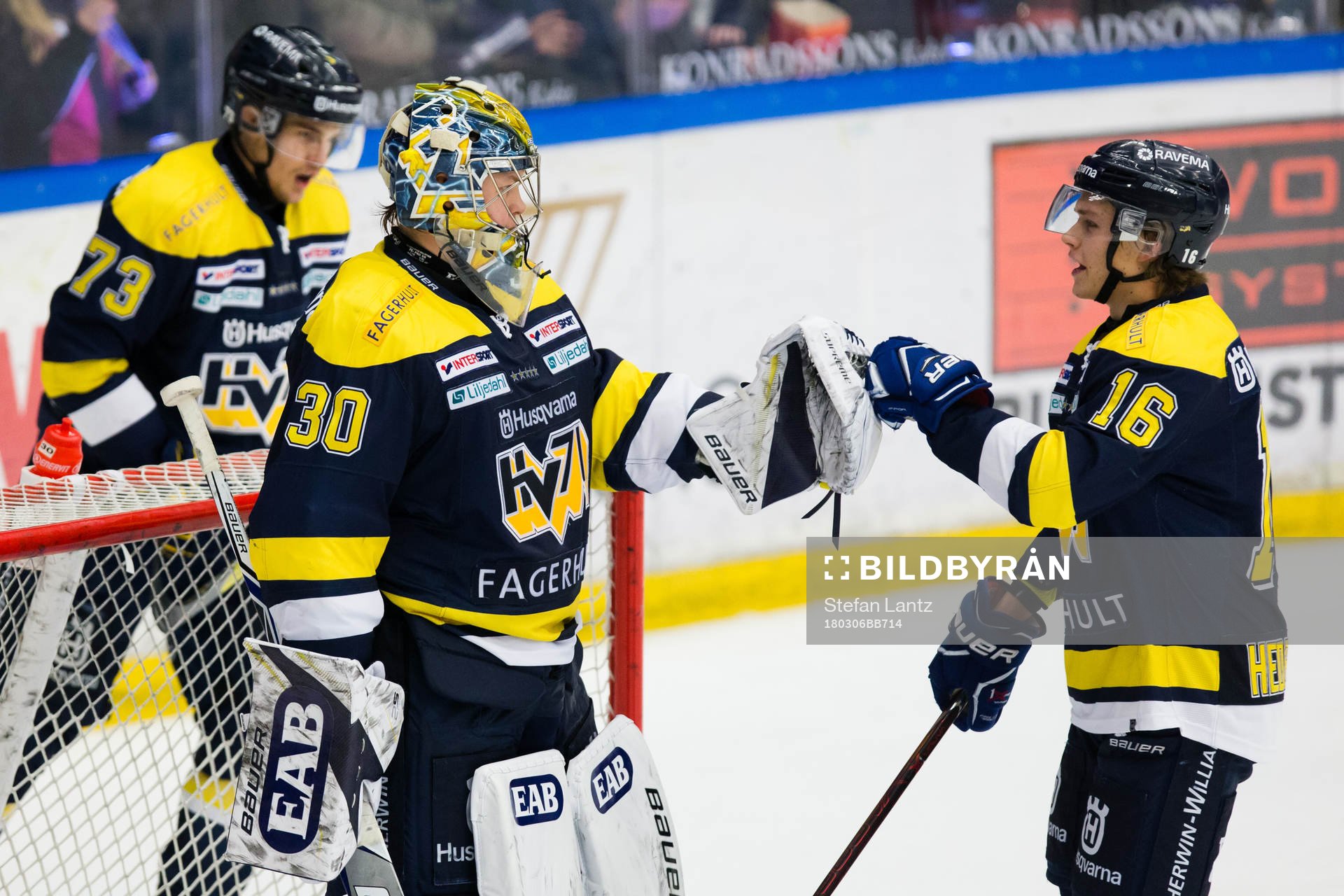 s målvakt Linus Söderström och Tom Hedberg jublar