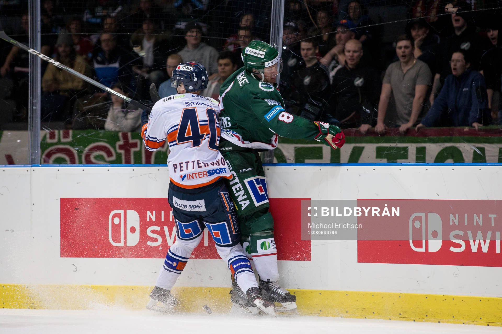 Växjös Elias Pettersson tacklar Frölundas John Nyberg