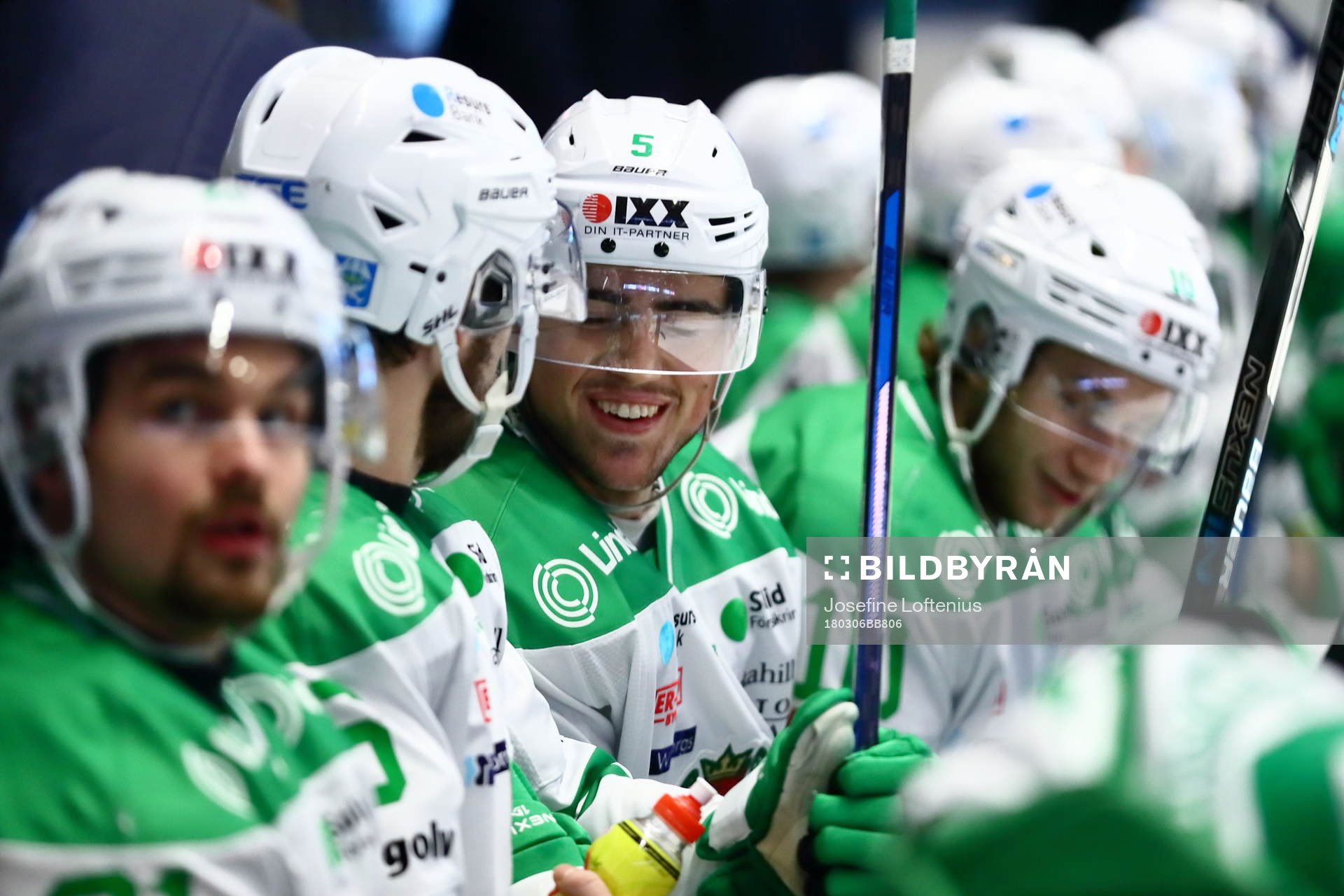 Rögles spelare ser glada ut när de leder med 0-2 mot