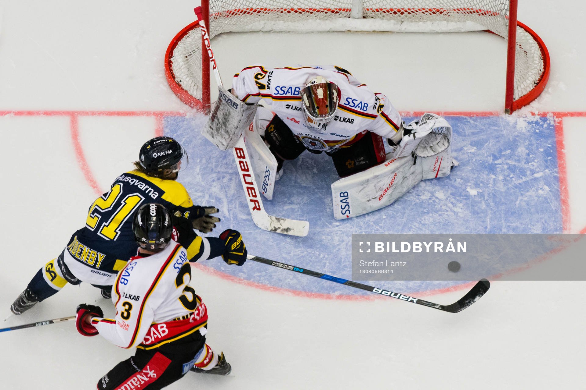 s Mattias Tedenby mot Luleås målvakt Joel Lassinatti