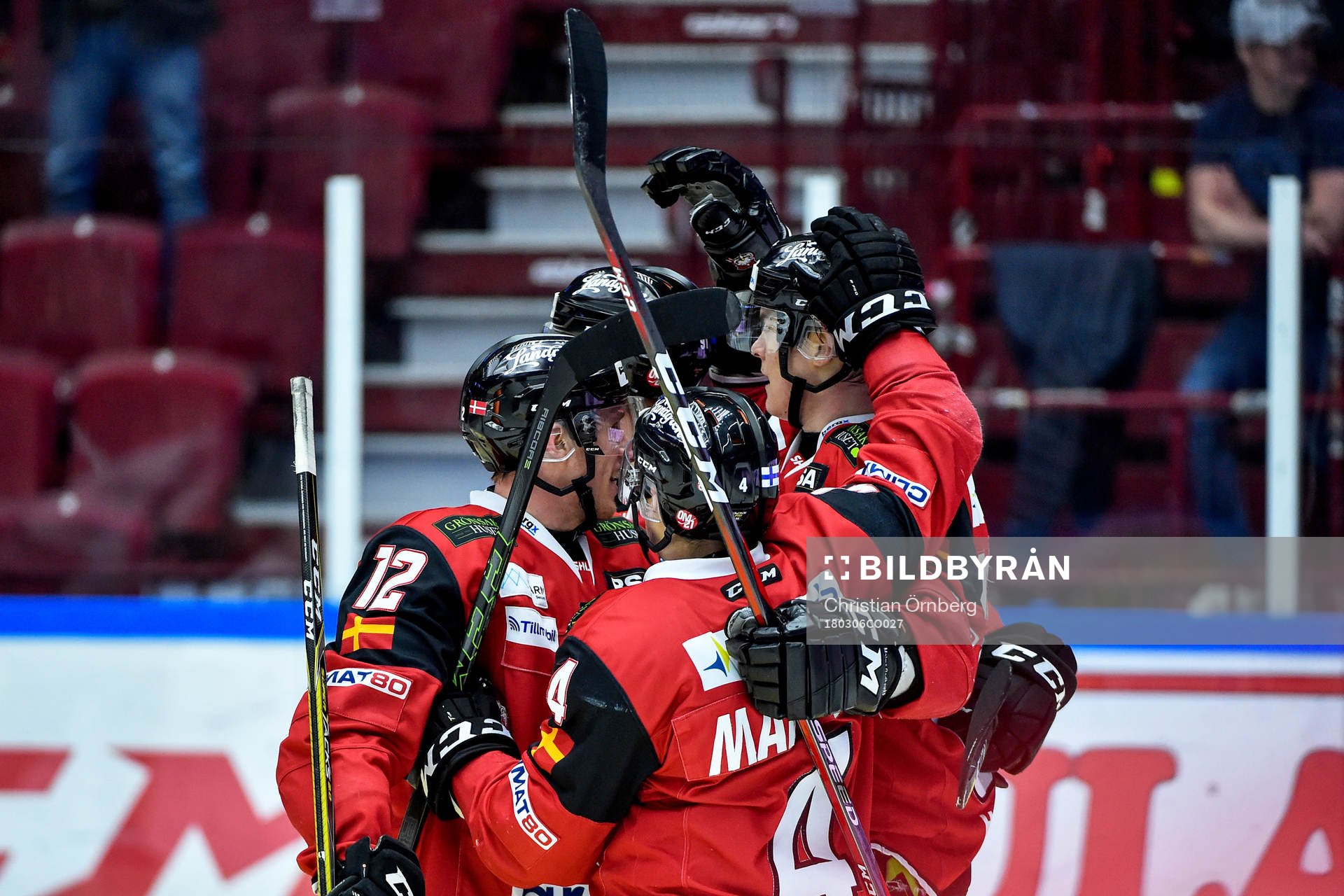 Malmö Redhawks Fredrik Händemark jublar med lagkamrater