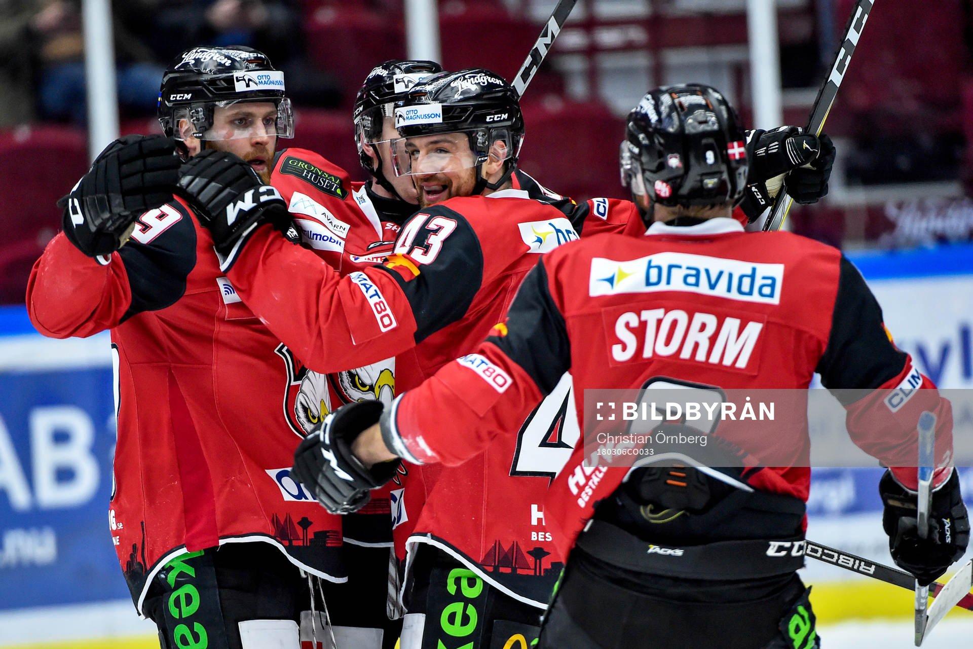Malmö Redhawks Nichlas Hardt jublar med lagkamrater