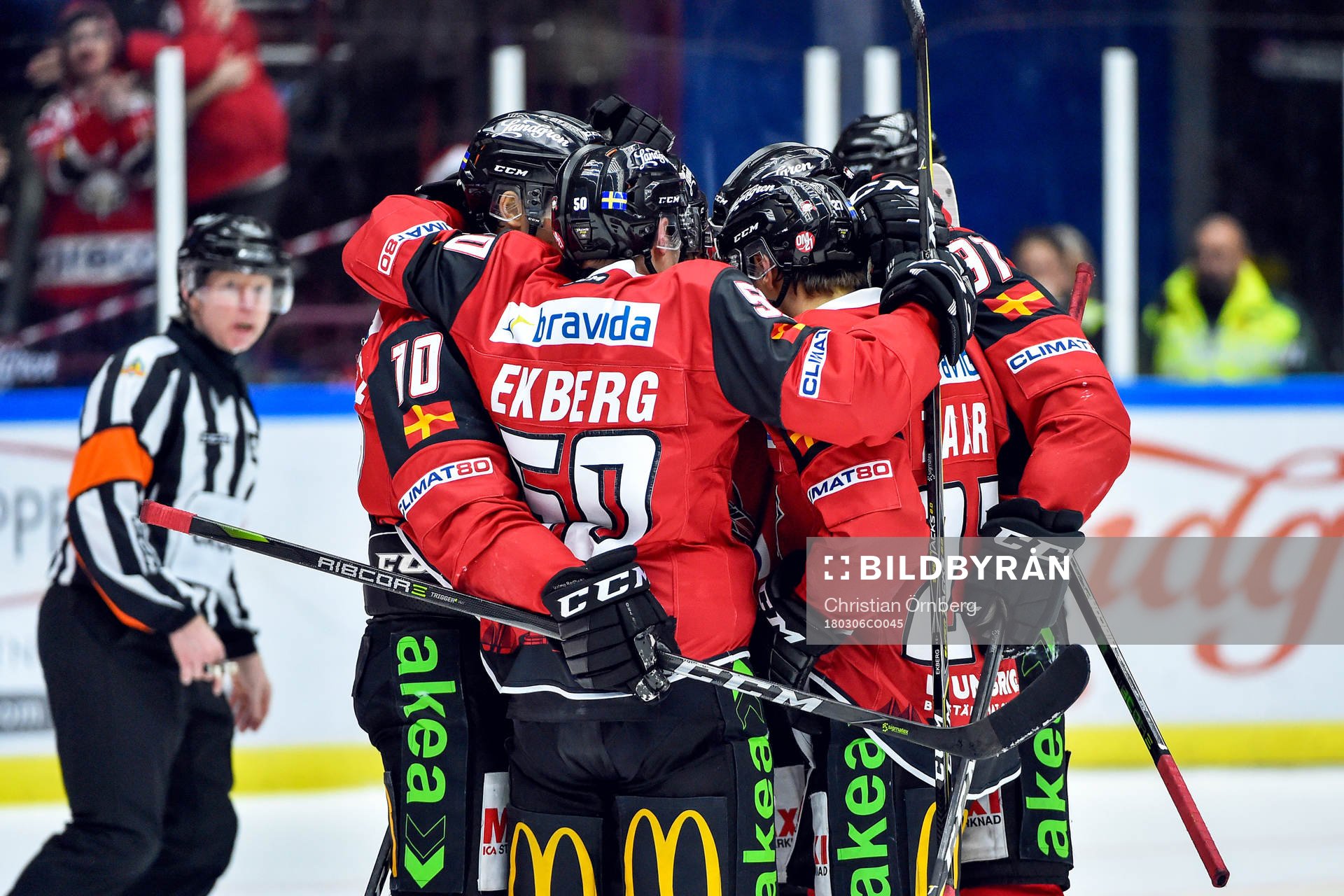 Malmö Redhawks Max Görtz jublar med lagkamrater
