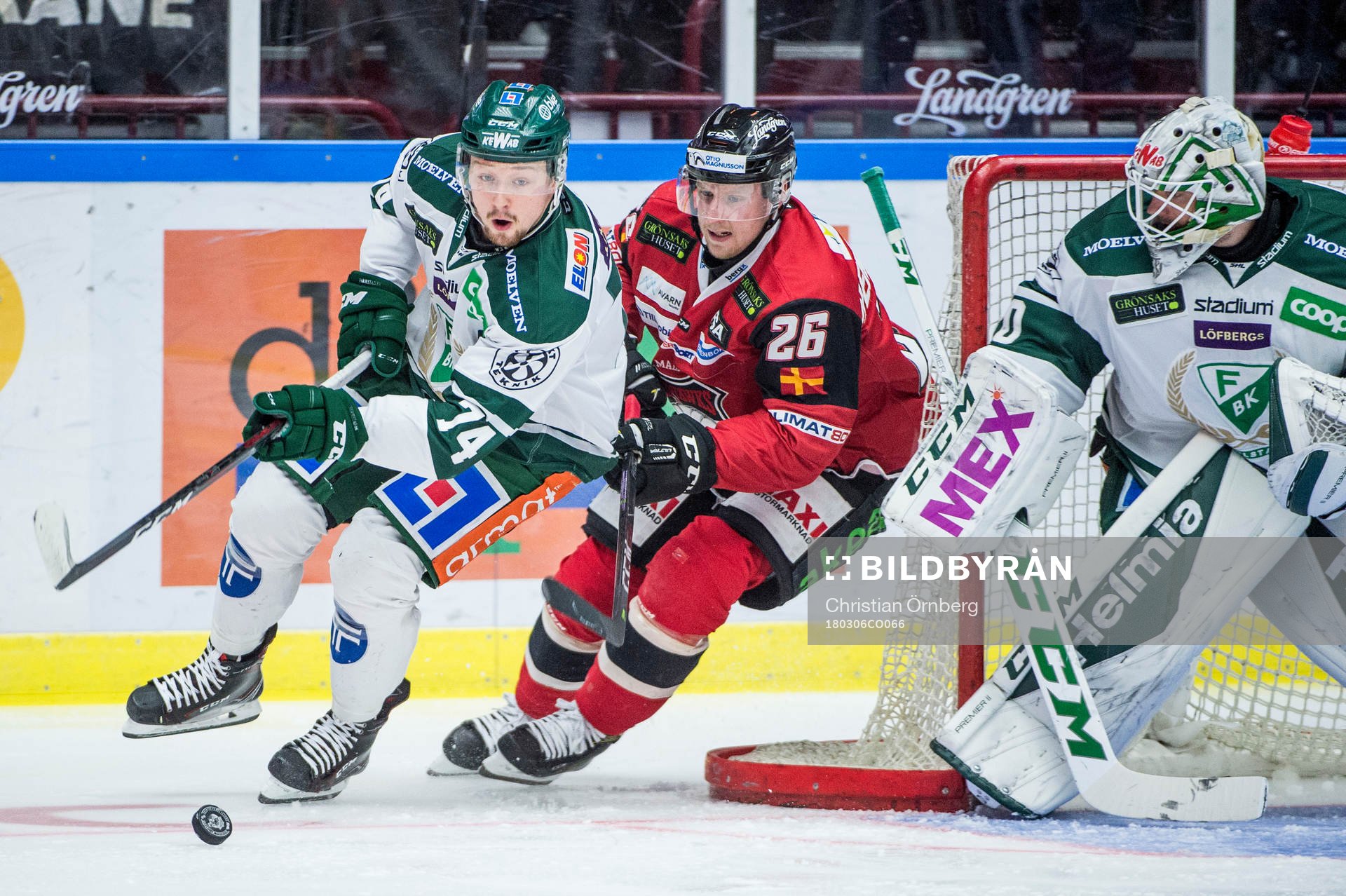 Färjestads Rasmus Asplund och målvakt Lars Haugen mot