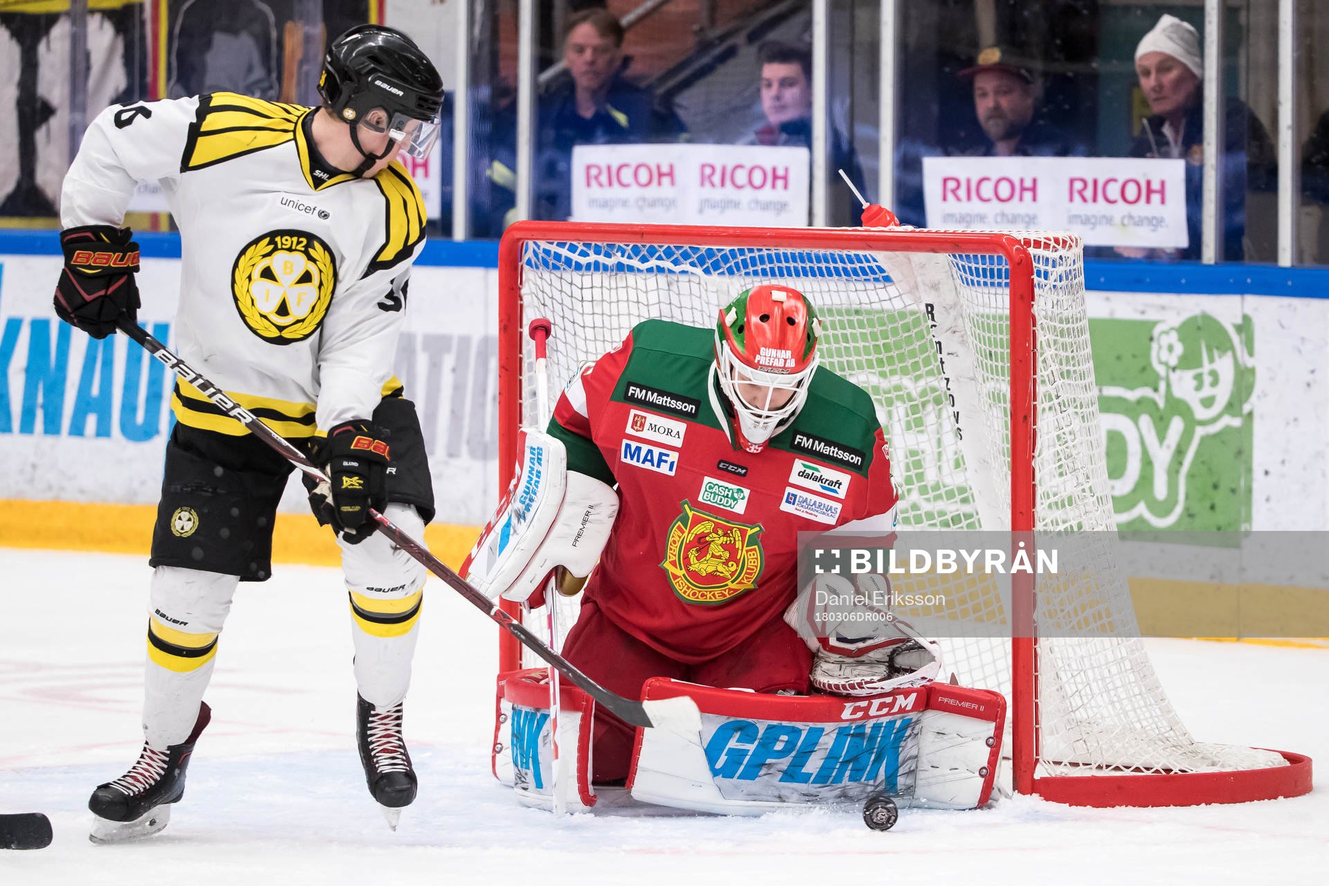 Brynäs Linus Ölund framför Moras målvakt Christian