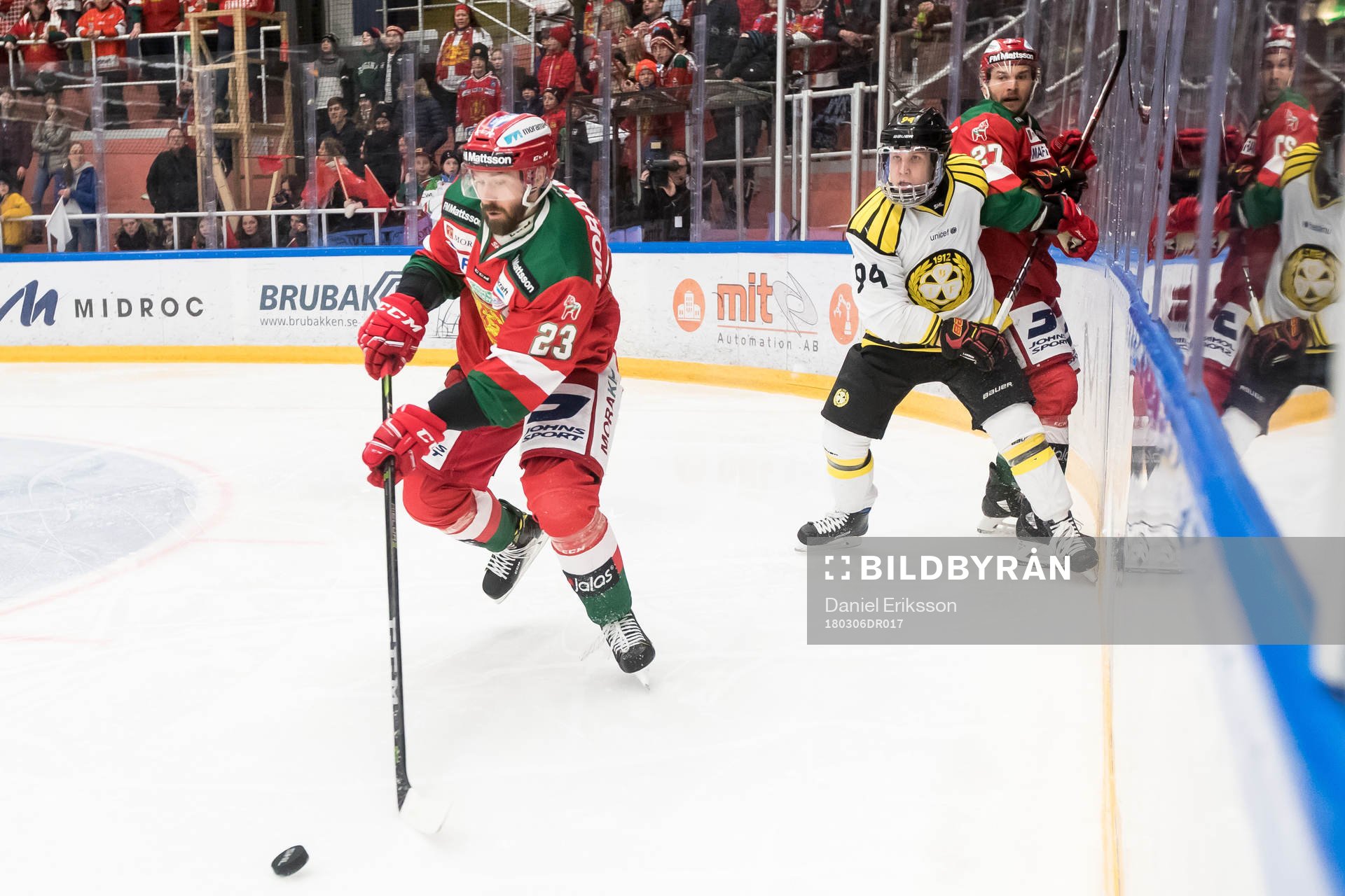 Moras Tomas Skogs och Brynäs Henrik Larsson och Moras Matt