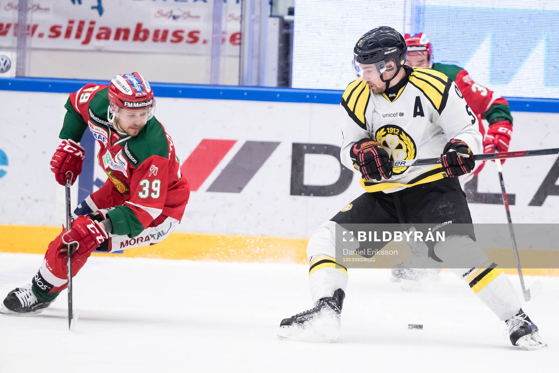 Moras Jacob Nilsson och Brynäs Lukas Kilström  i