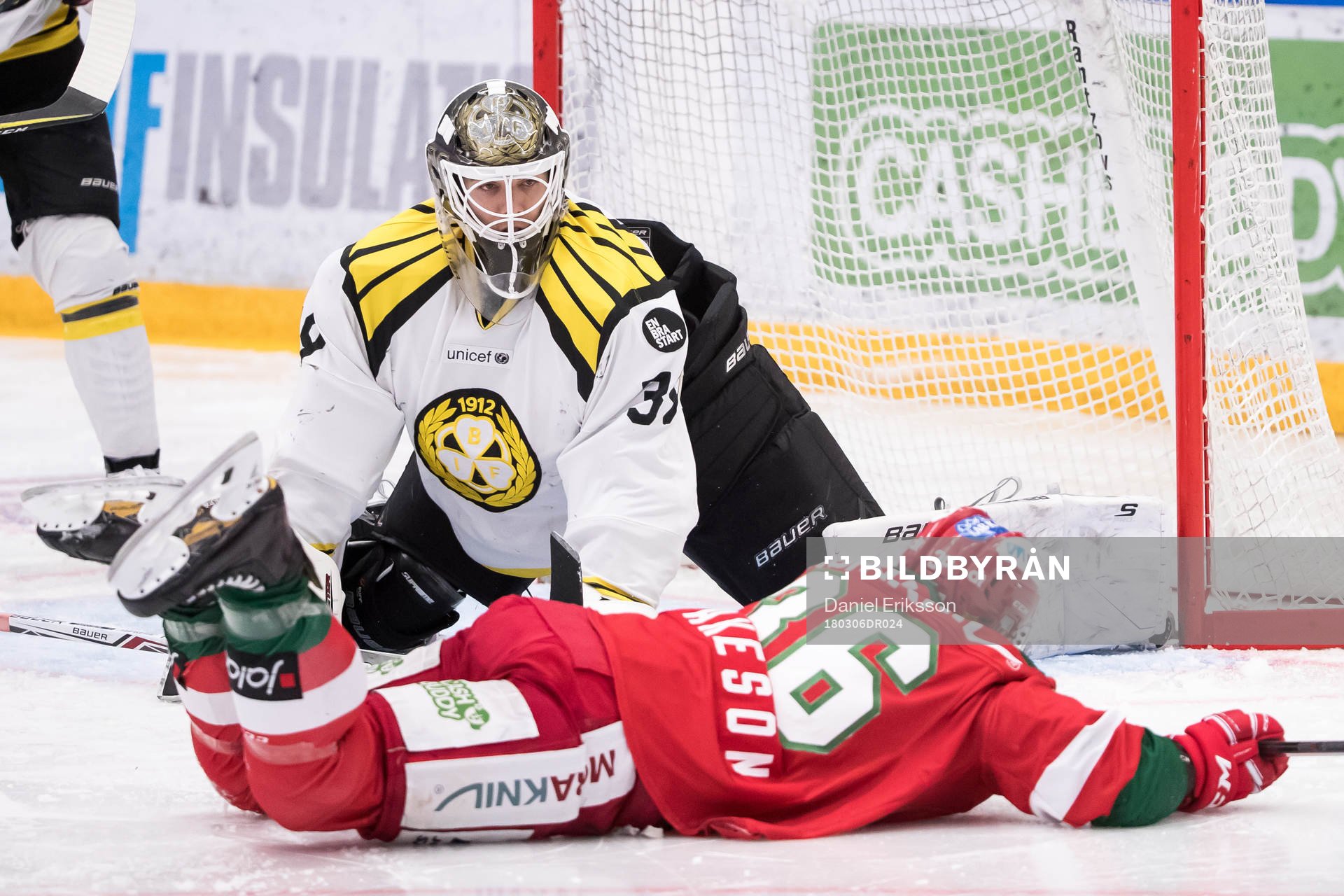 Moras Jason Akeson   Brynäs målvakt Linus Fernström  i