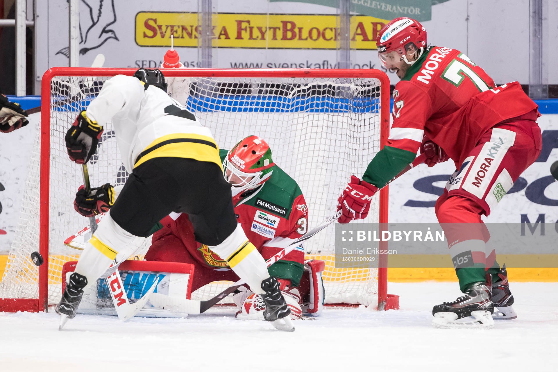 Brynäs Lukas Kilström framför Moras målvakt Christian