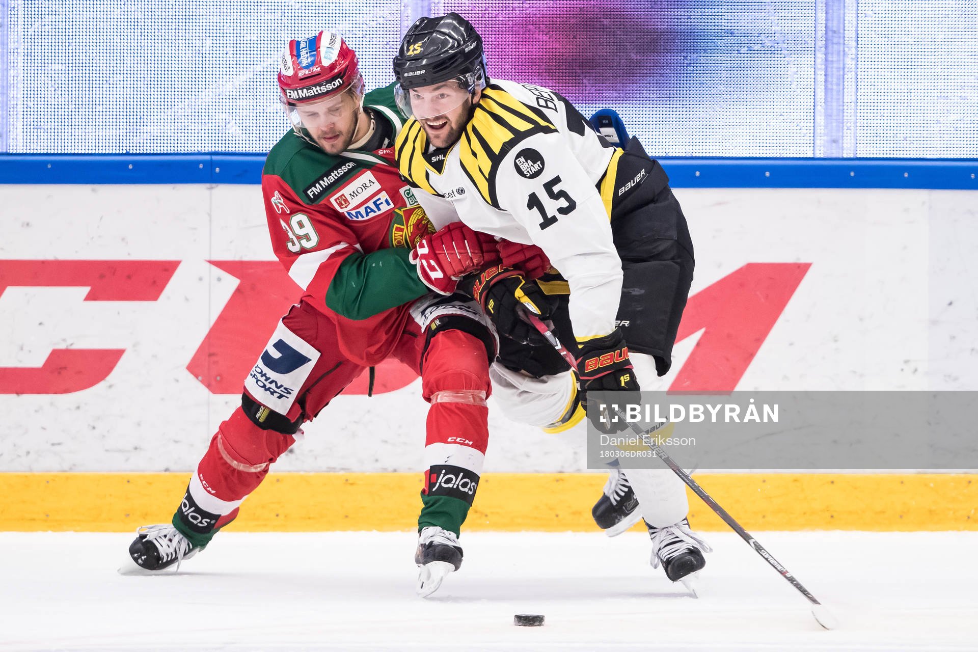 Moras Jacob Nilsson och Brynäs Simon Bertilsson i kamp om