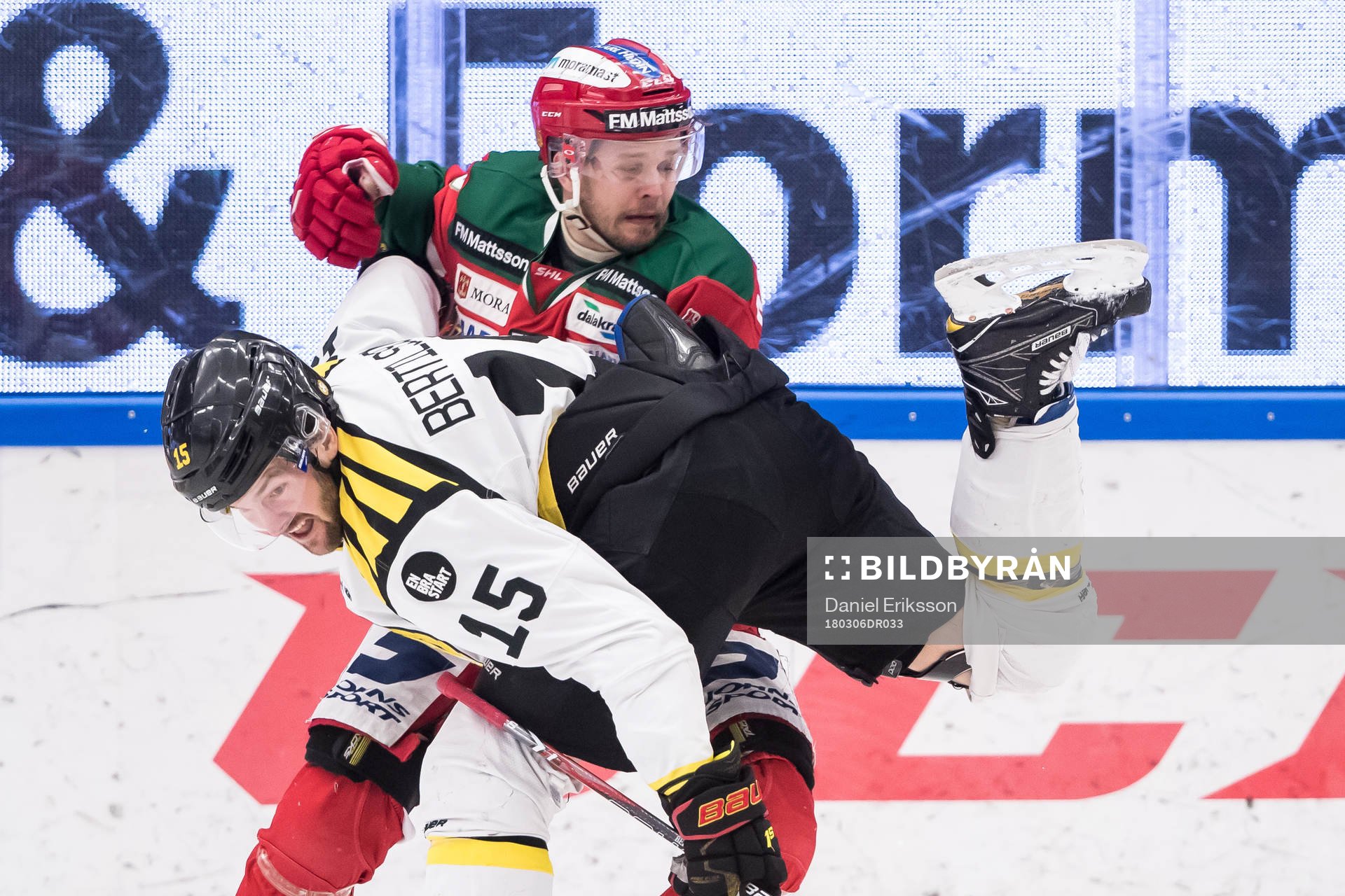 Moras Jacob Nilsson och Brynäs Simon Bertilsson i kamp om