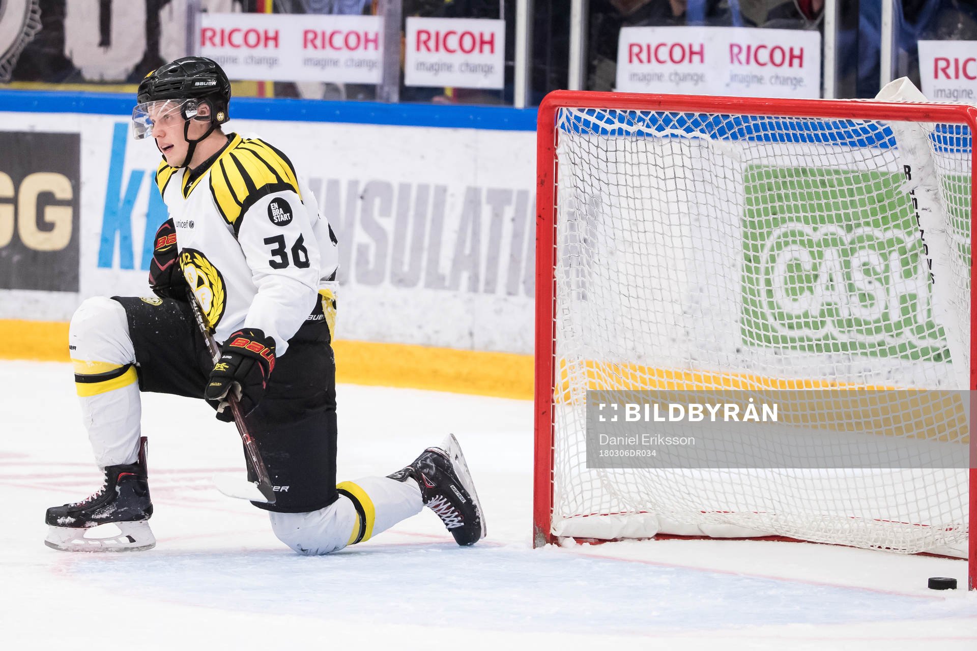 Brynäs Linus Ölund deppar i ishockeymatchen i SHL mellan