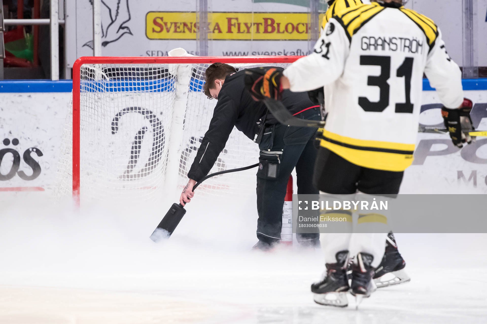 Vaktmästaren fixar isen i ishockeymatchen i SHL mellan